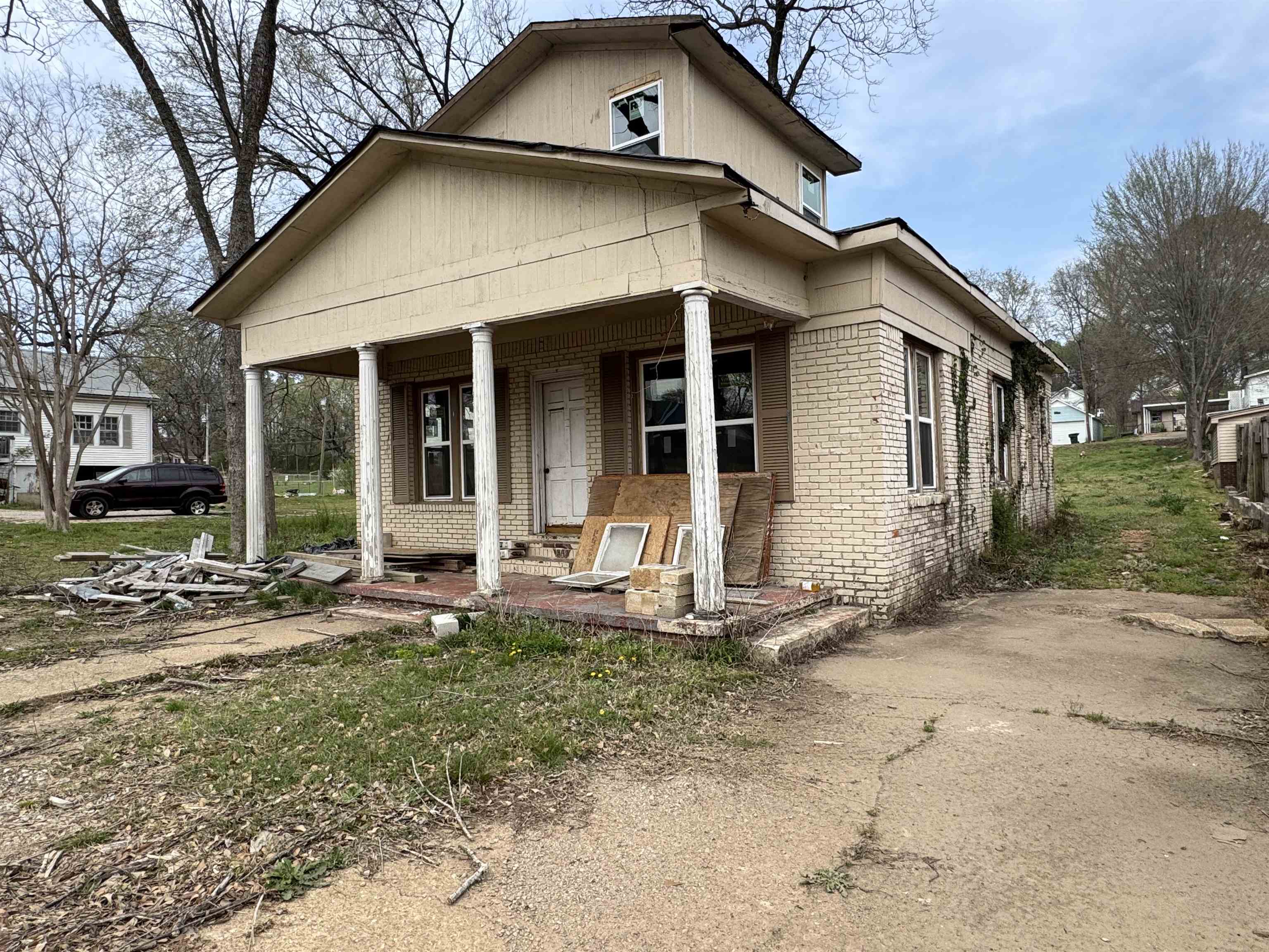 311 W Court Ave Property Photo 3