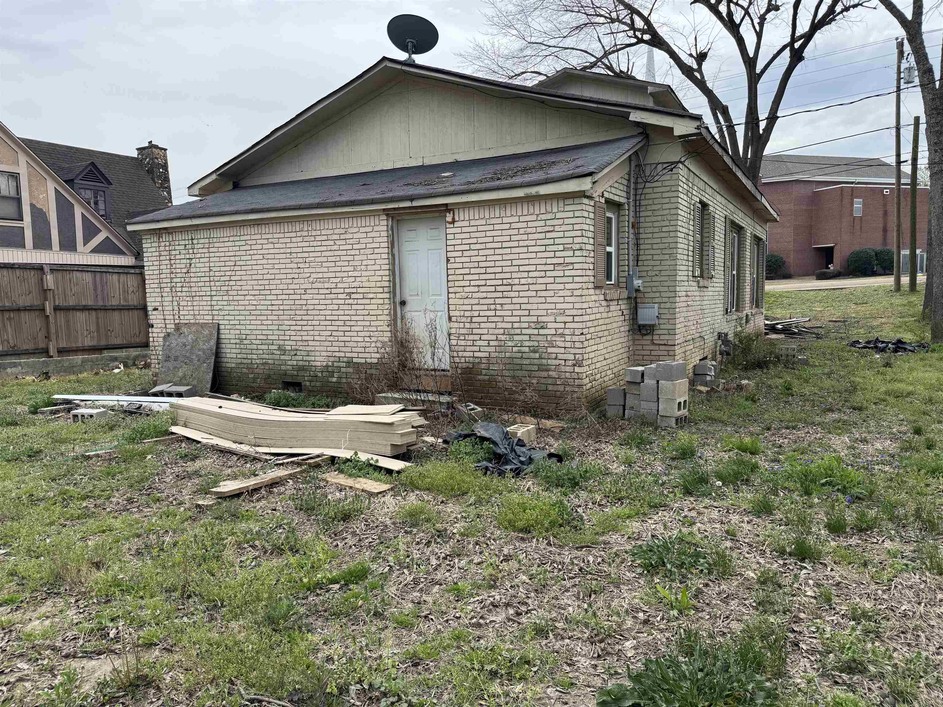 311 W Court Ave Property Photo 4
