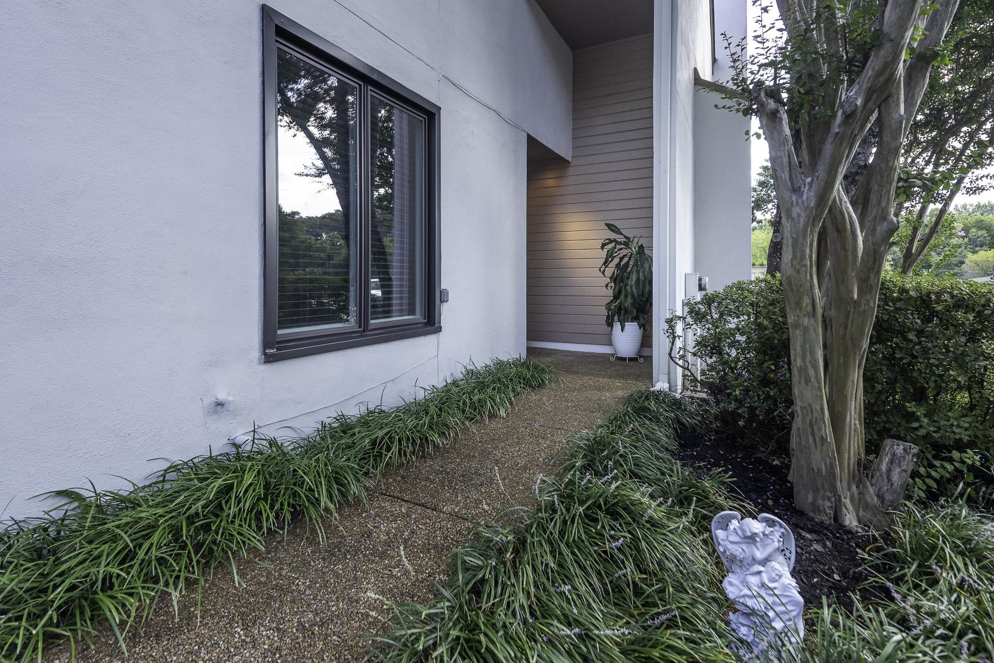 255 Aviva Dr Property Photo 3