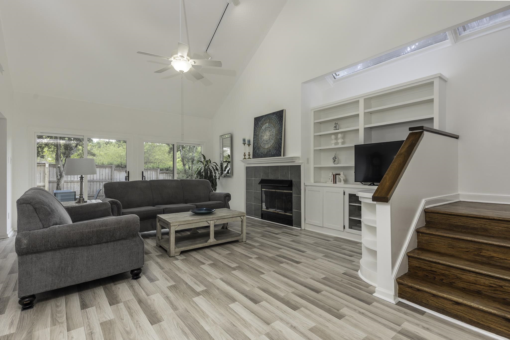 255 Aviva Dr Property Photo 6