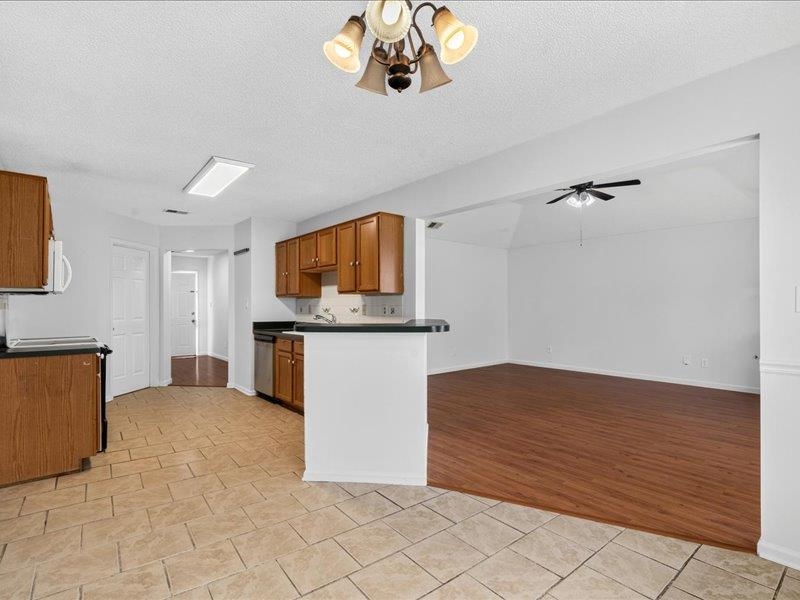 1028 Zenith Rd Property Photo 2