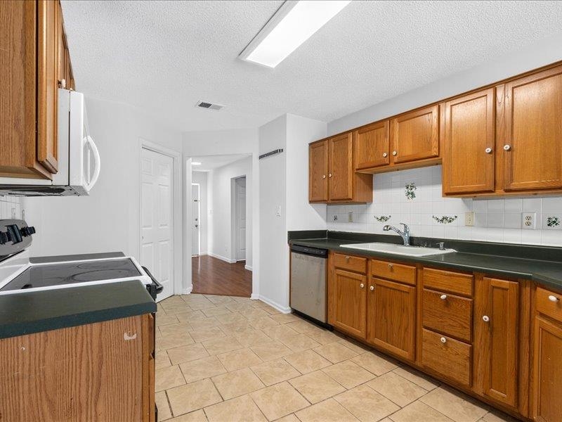 1028 Zenith Rd Property Photo 3