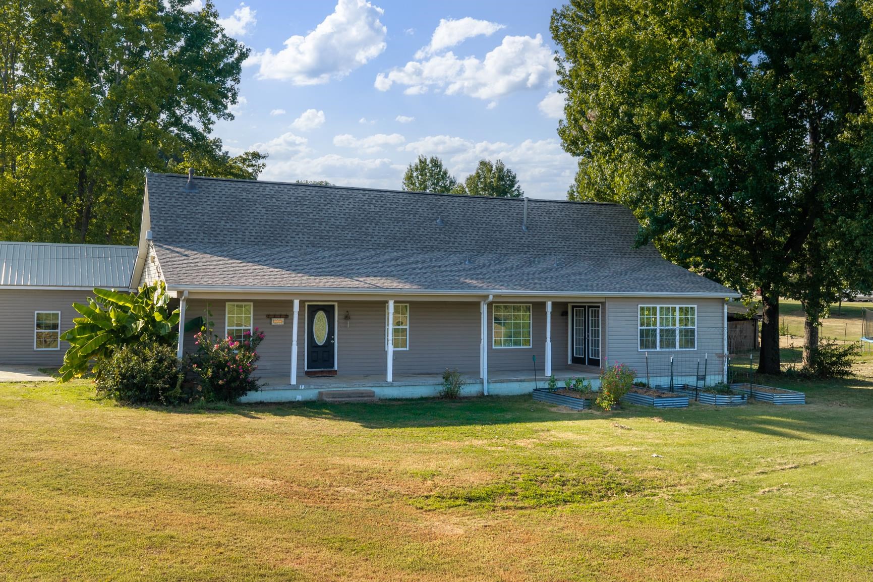 420 Sanford Rd Property Photo 1