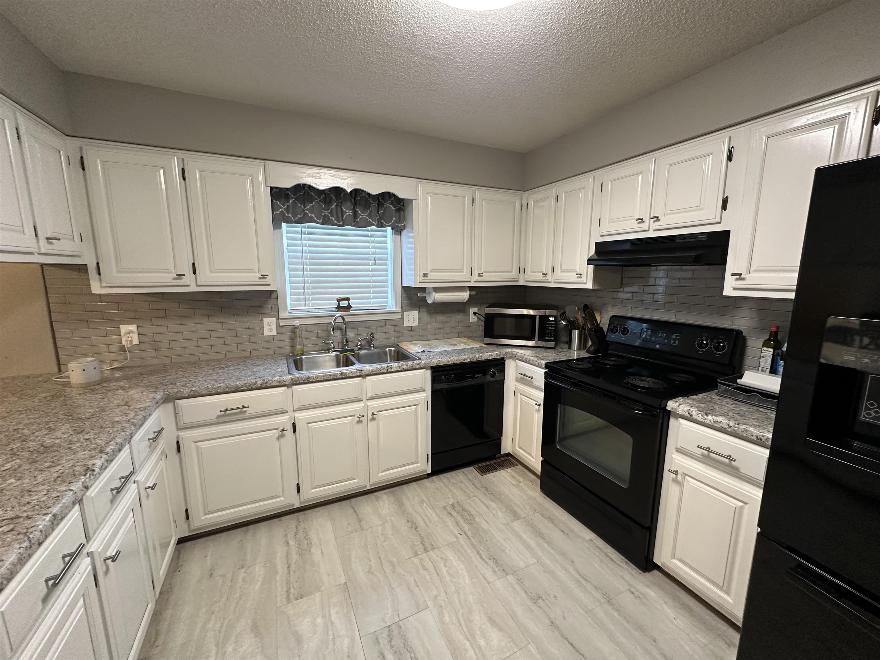 94 New Renfroe St Property Photo 8