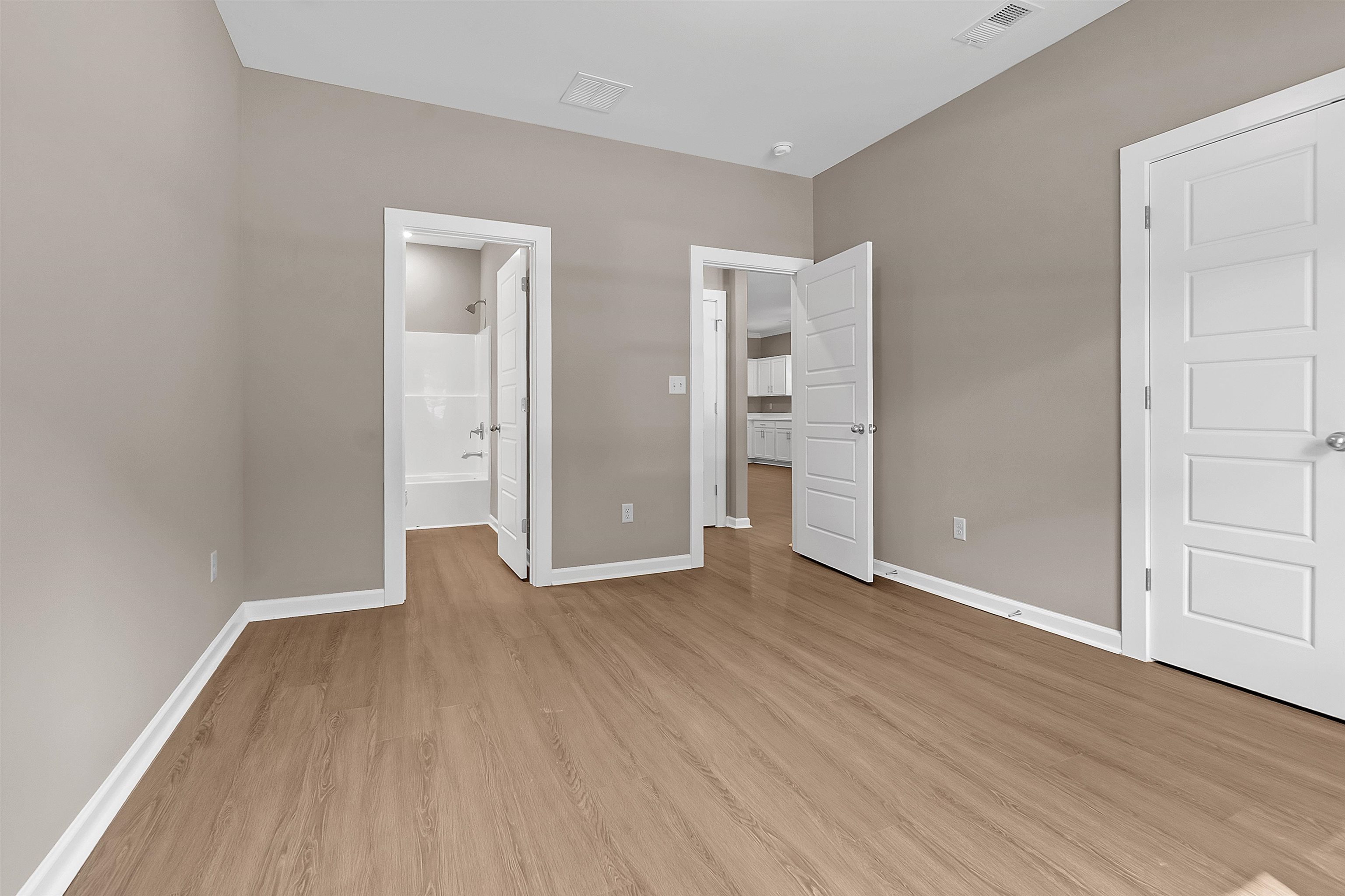 557 Lundee St Property Photo 4