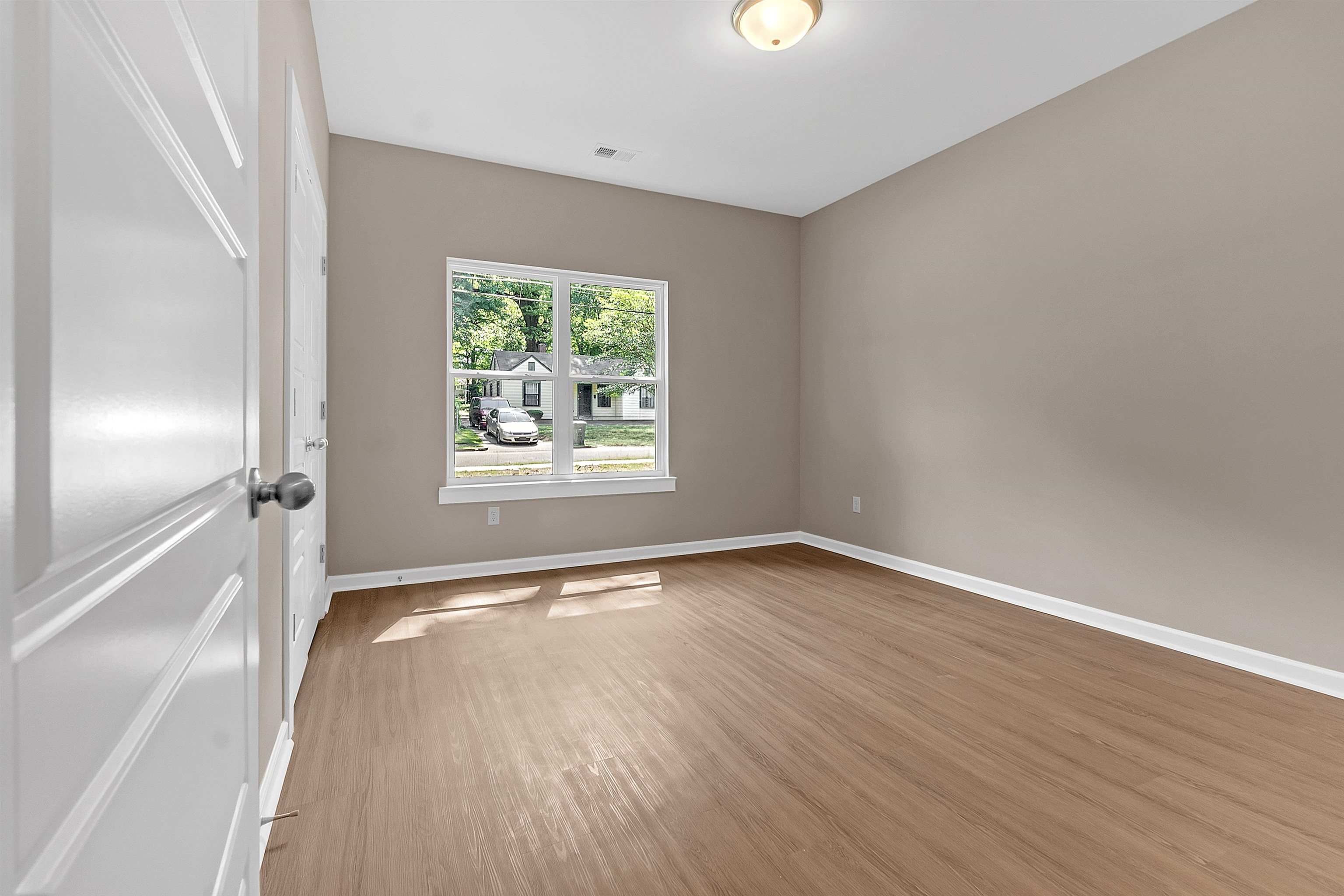557 Lundee St Property Photo 6