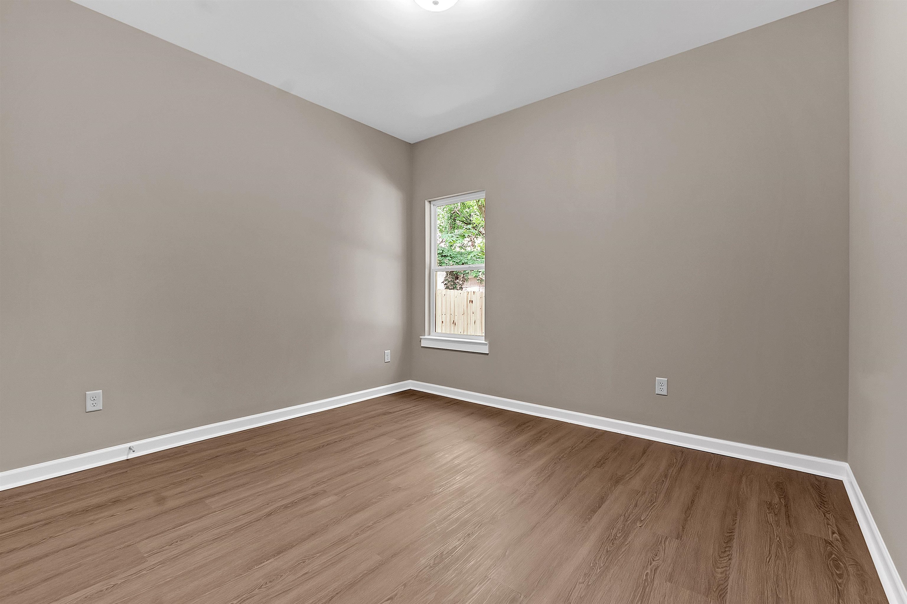 557 Lundee St Property Photo 7