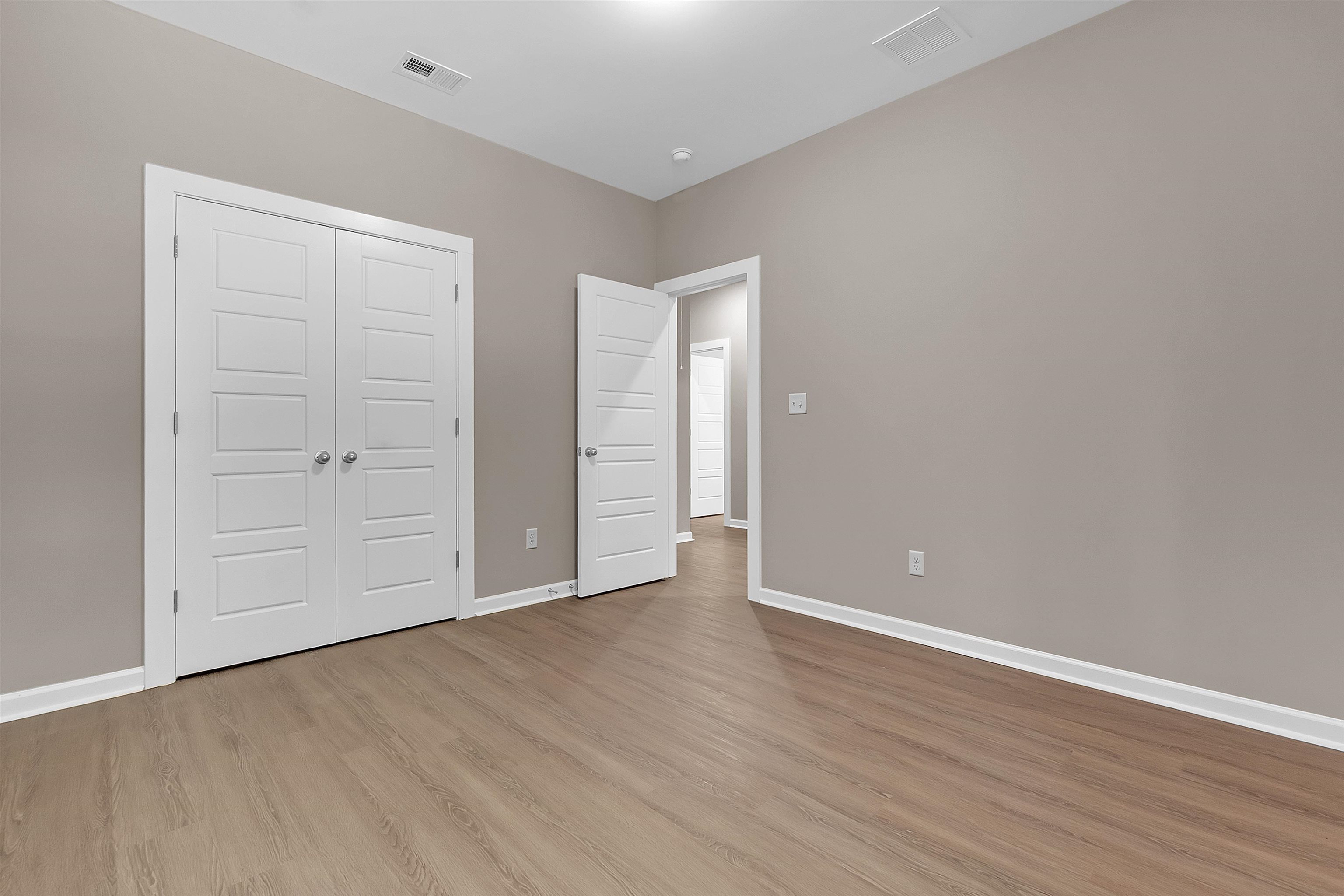 557 Lundee St Property Photo 8