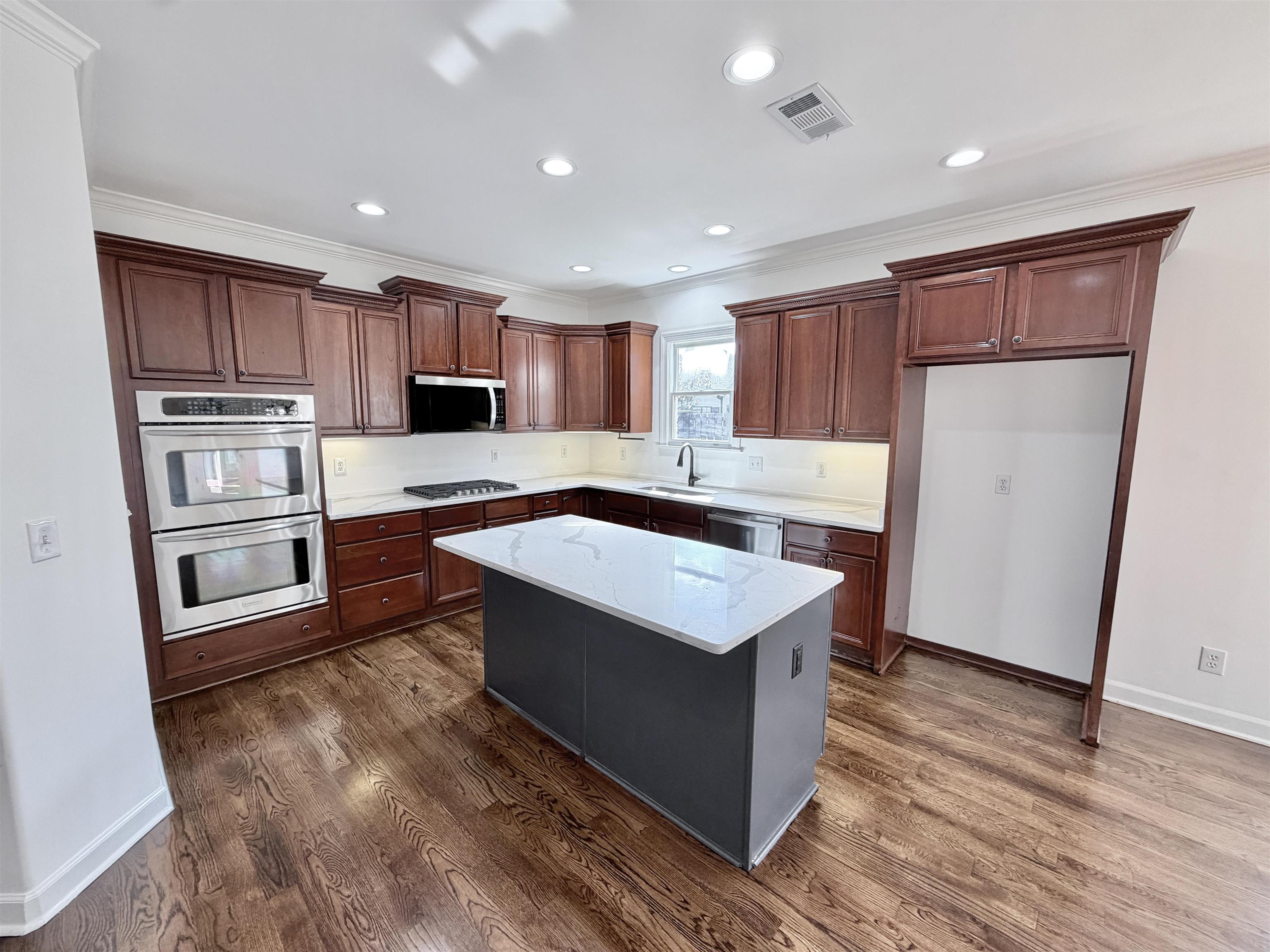 1886 Wycliffe Blvd Property Photo 6