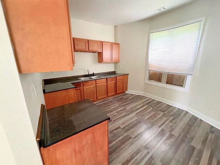 994 N Seventh St Property Photo 5