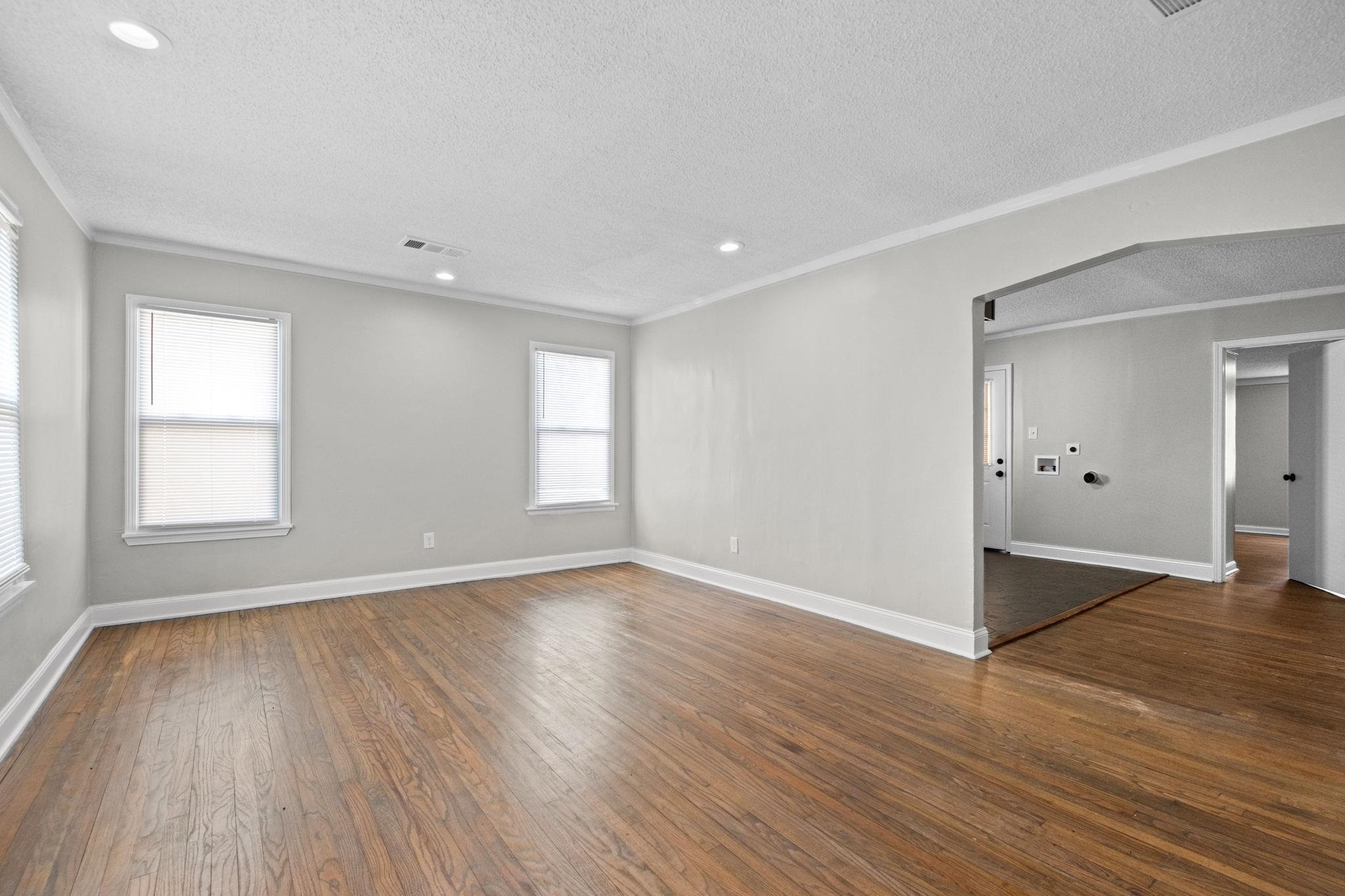 658 Hillcrest St Property Photo 4
