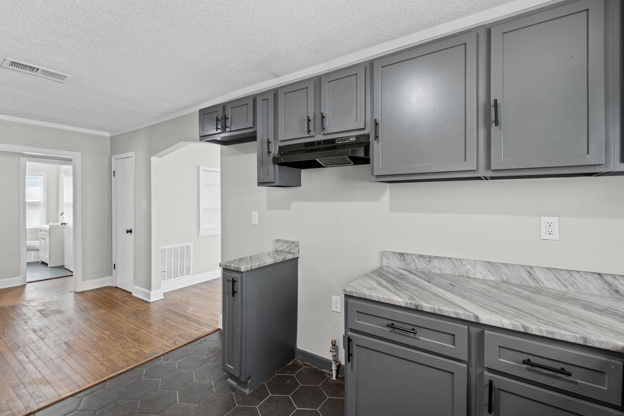 658 Hillcrest St Property Photo 5