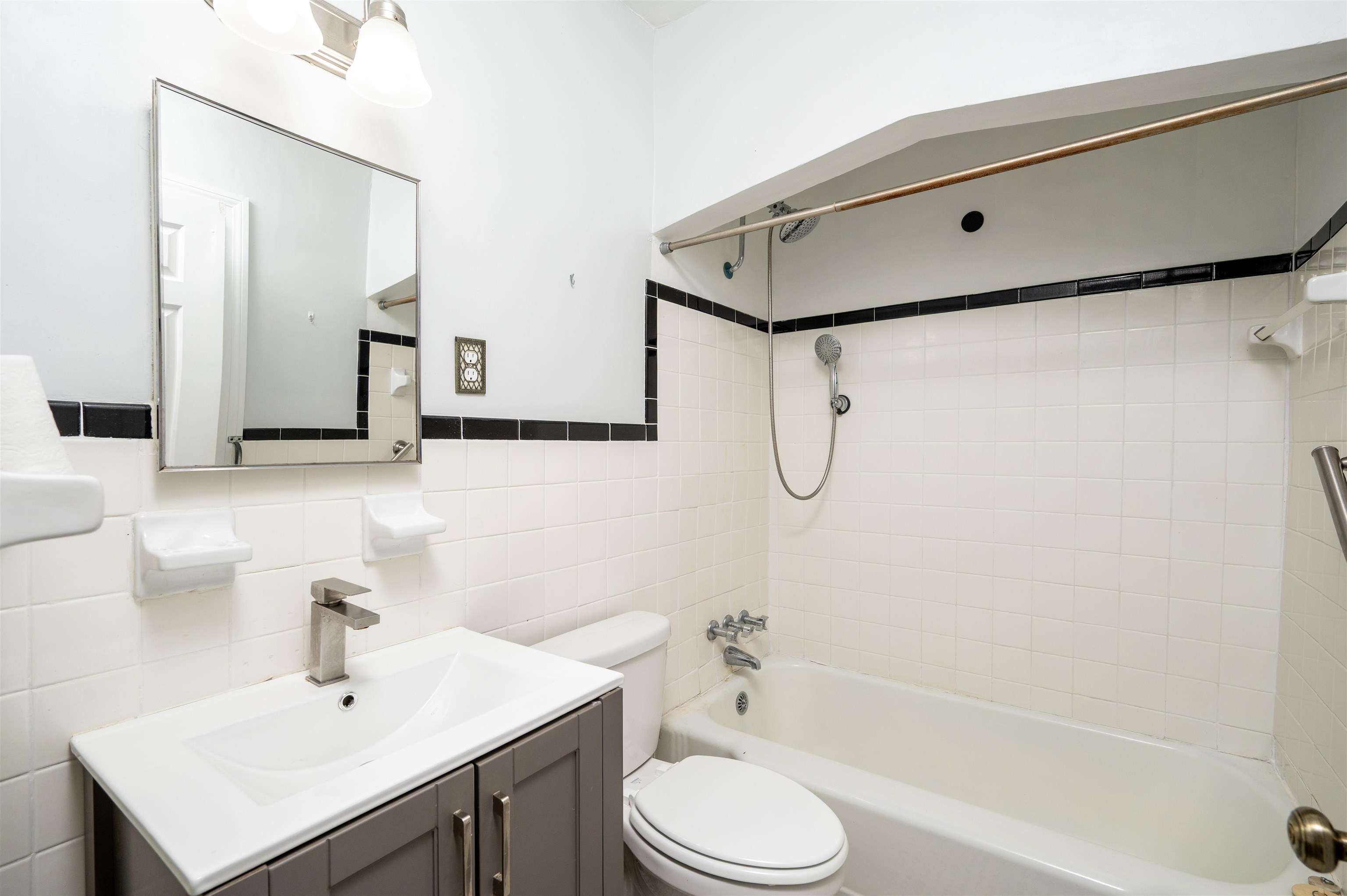 3814 Faxon Ave Property Photo 11