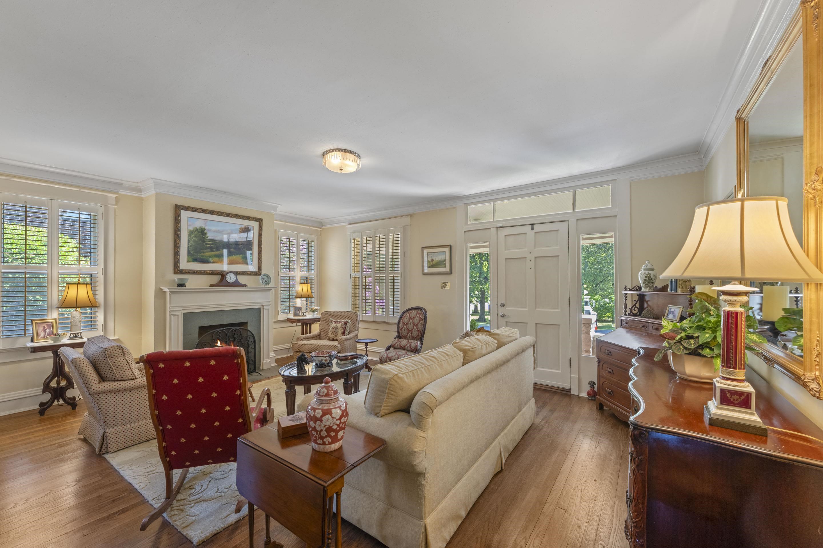 289 Kenilworth Pl Property Photo 3