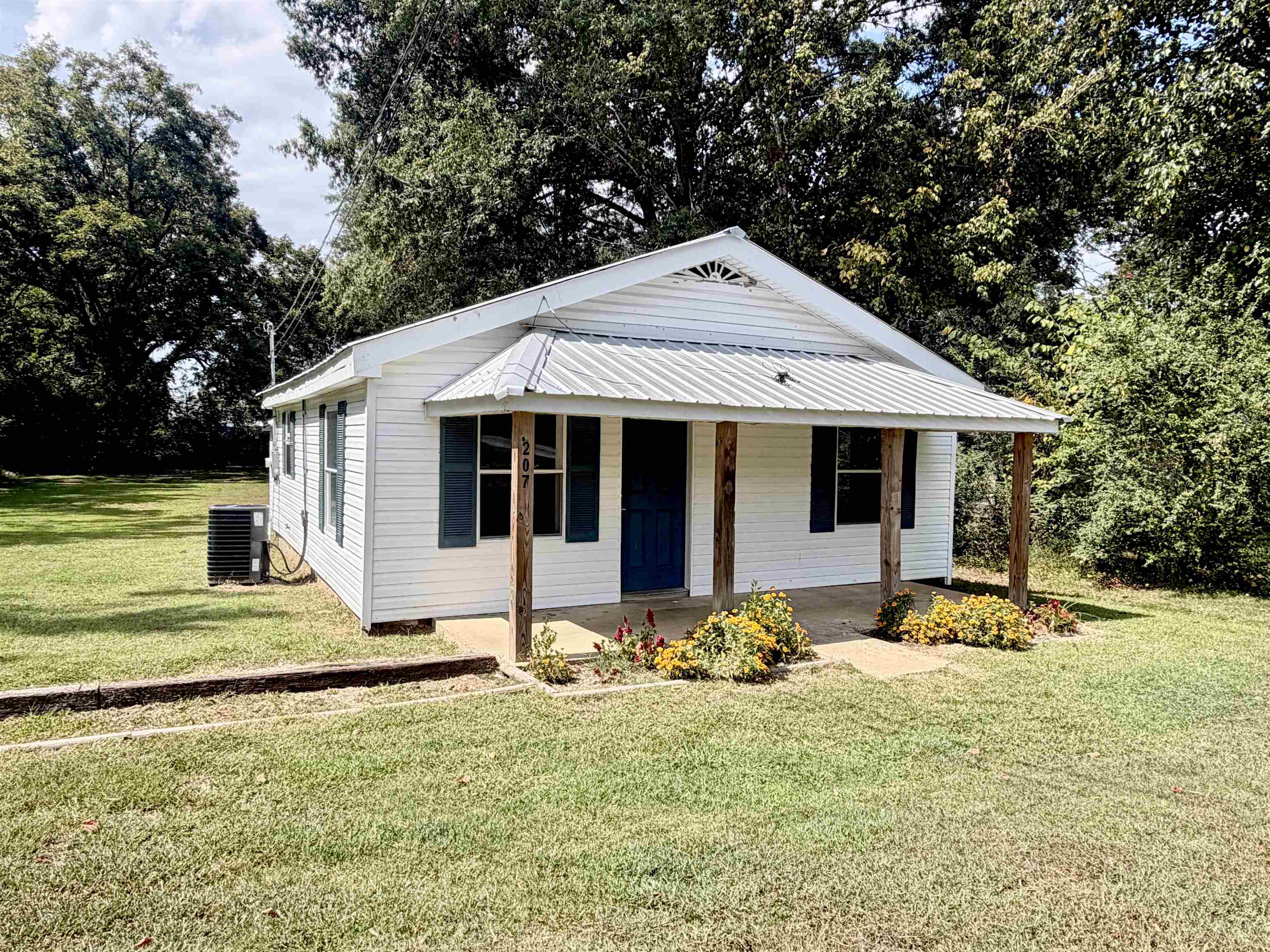 207 N Magnolia St Property Photo 1