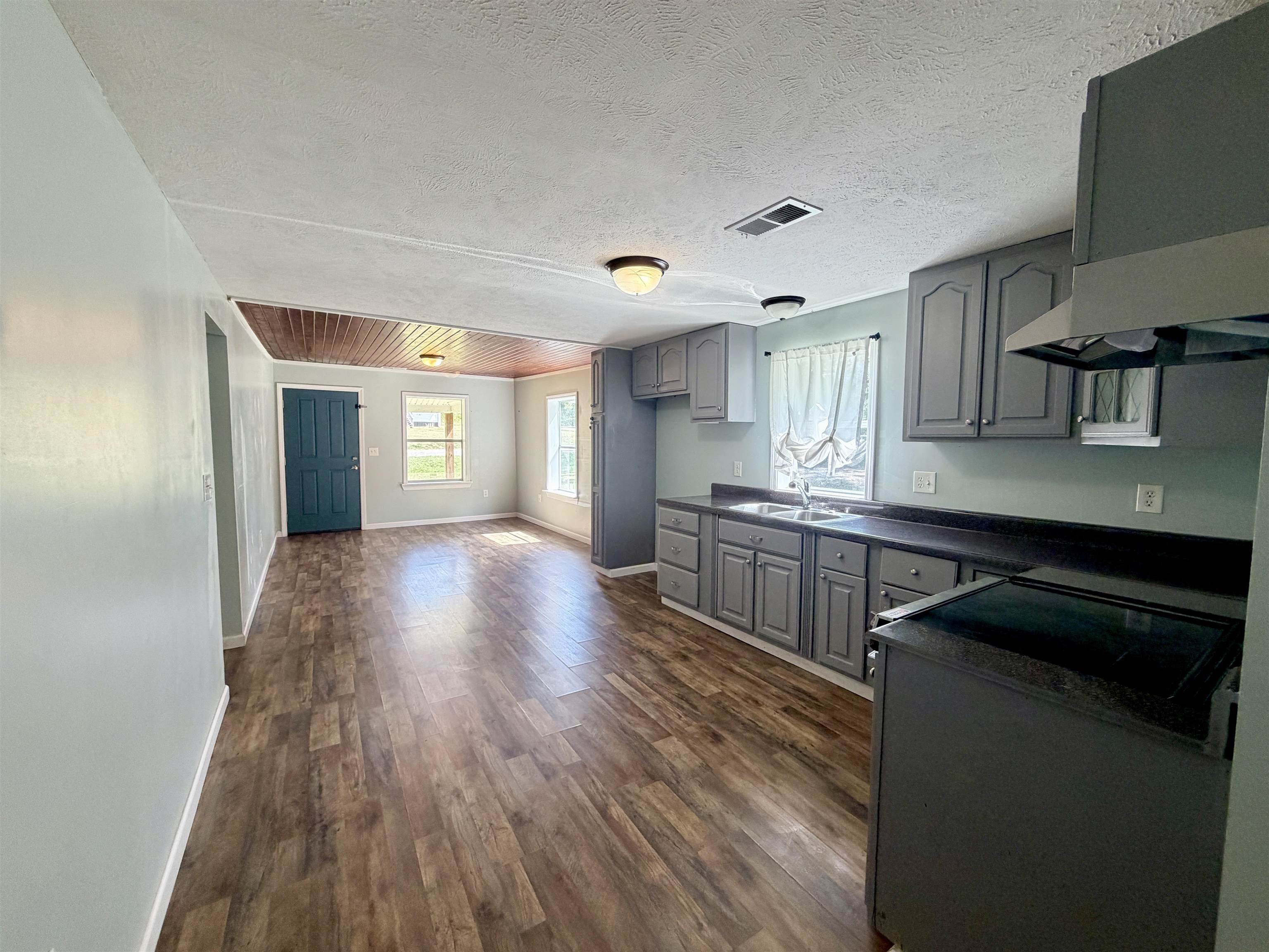 207 N Magnolia St Property Photo 3