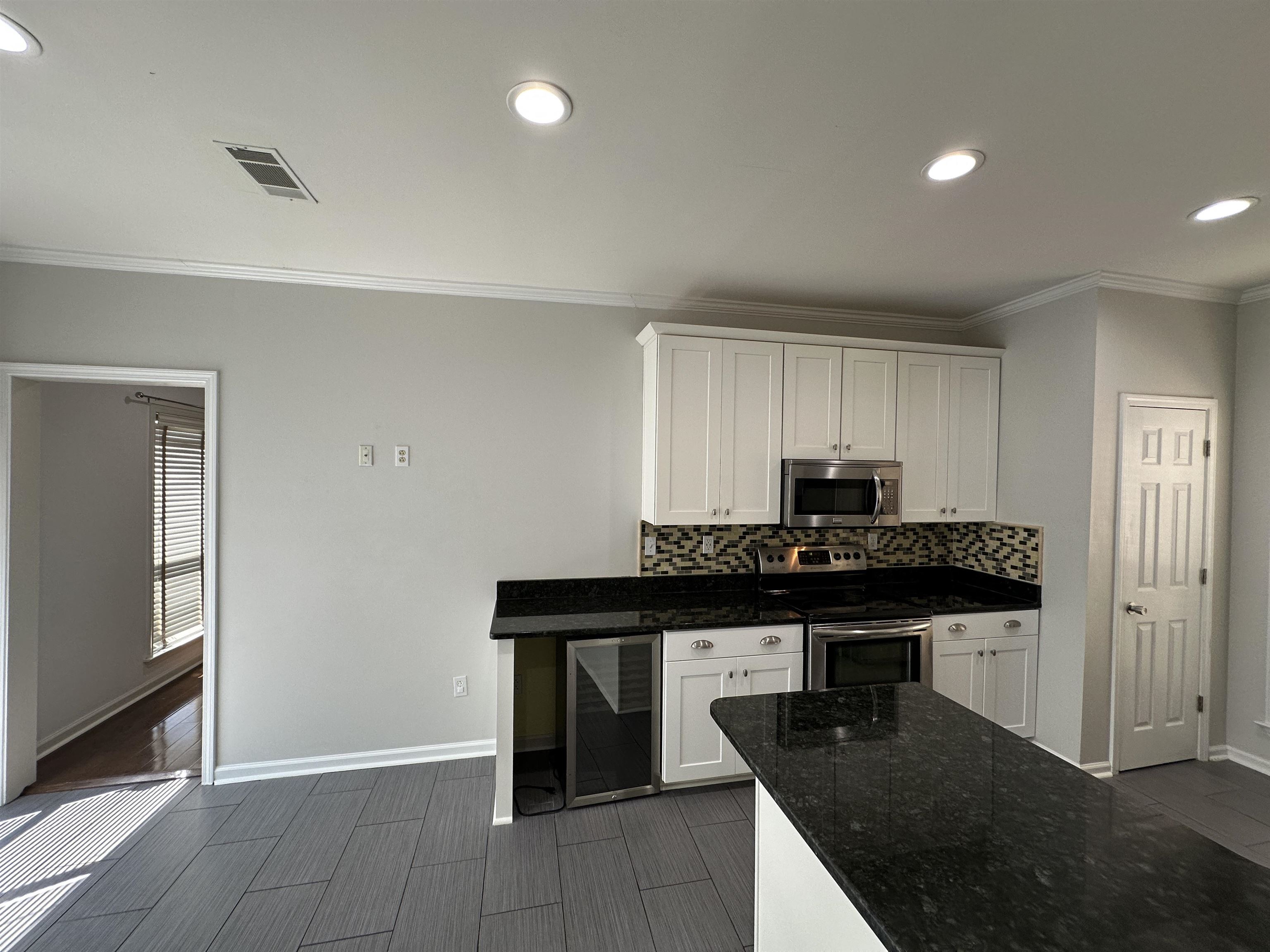 1054 E Island Dr Property Photo 5