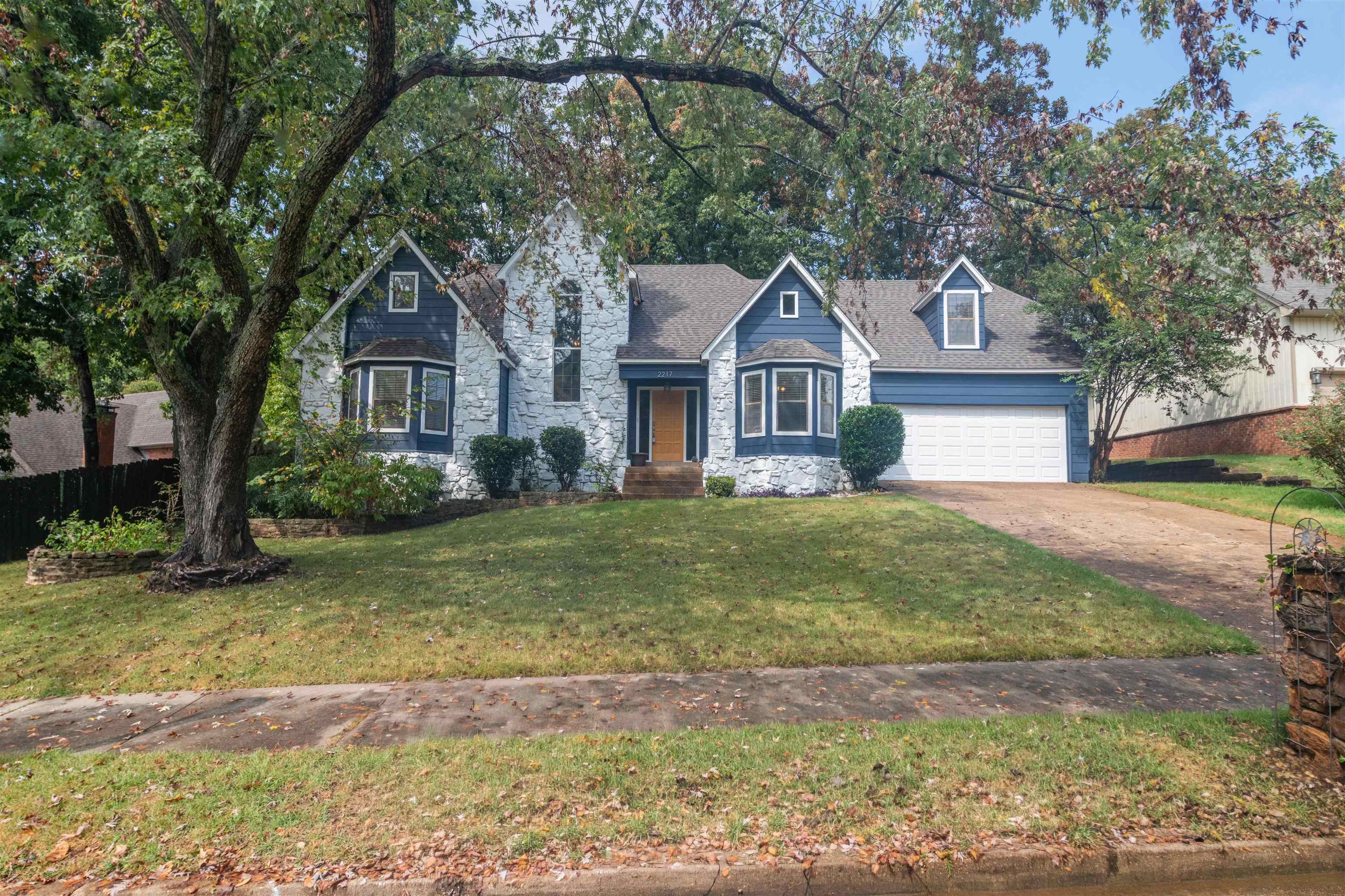 2217 Oak Hollow Ln Property Photo 1