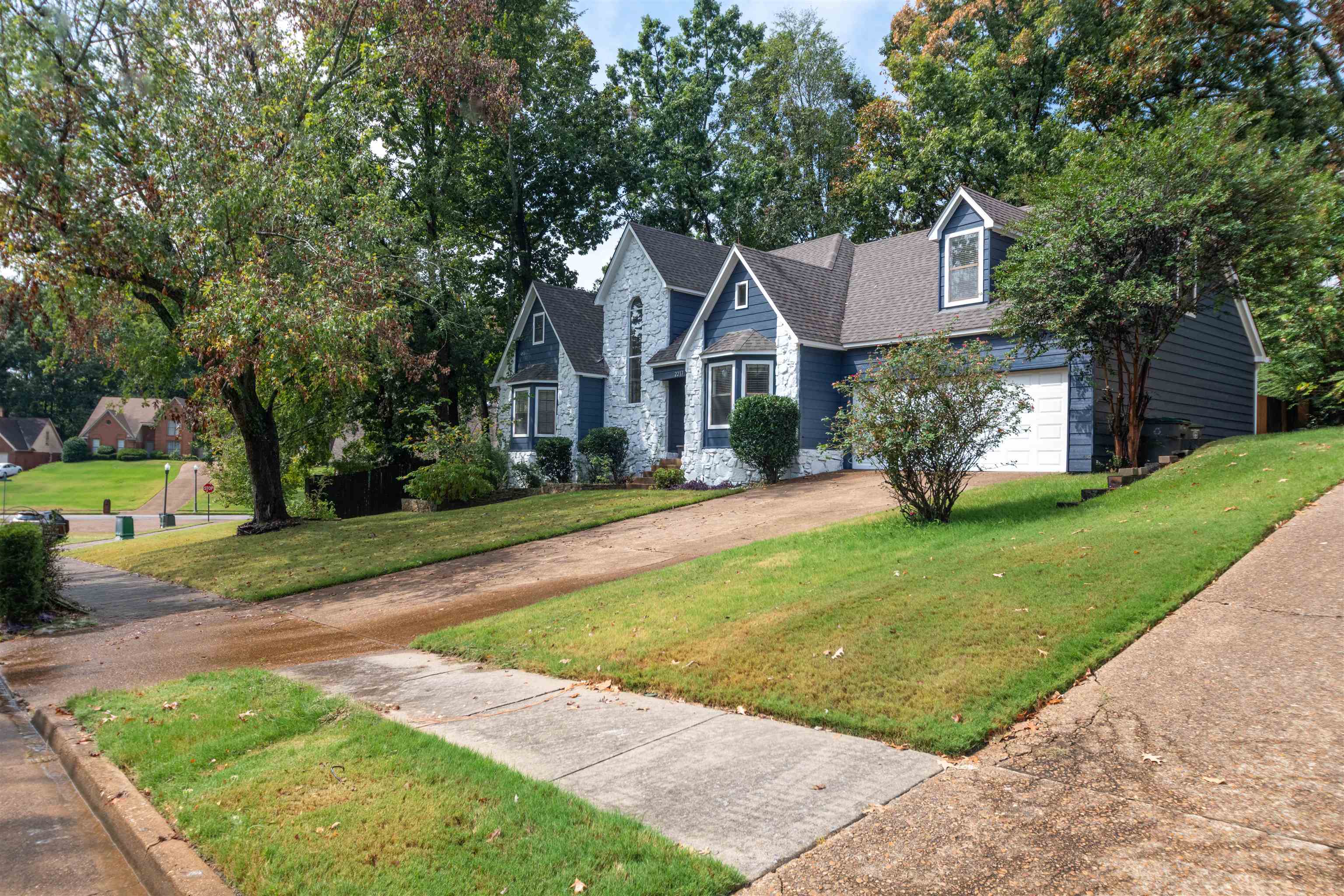 2217 Oak Hollow Ln Property Photo 3