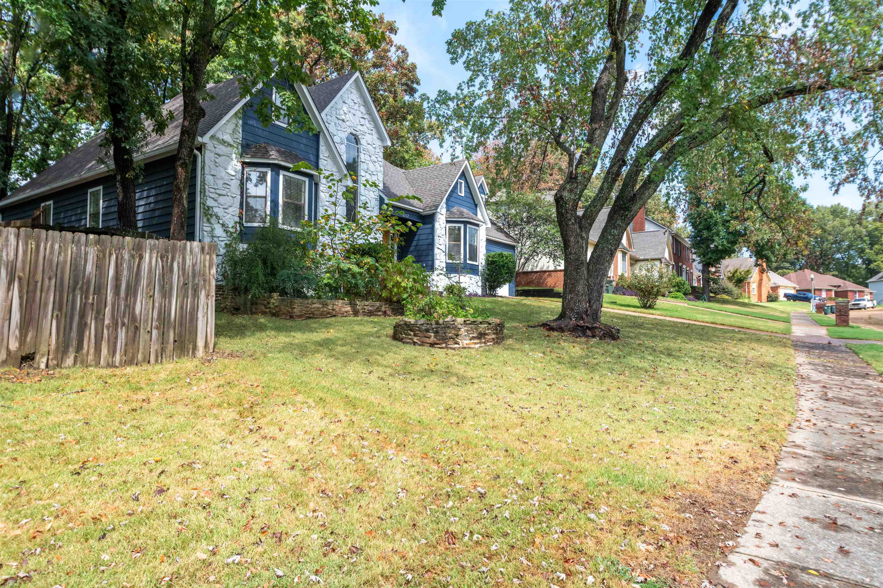 2217 Oak Hollow Ln Property Photo 4