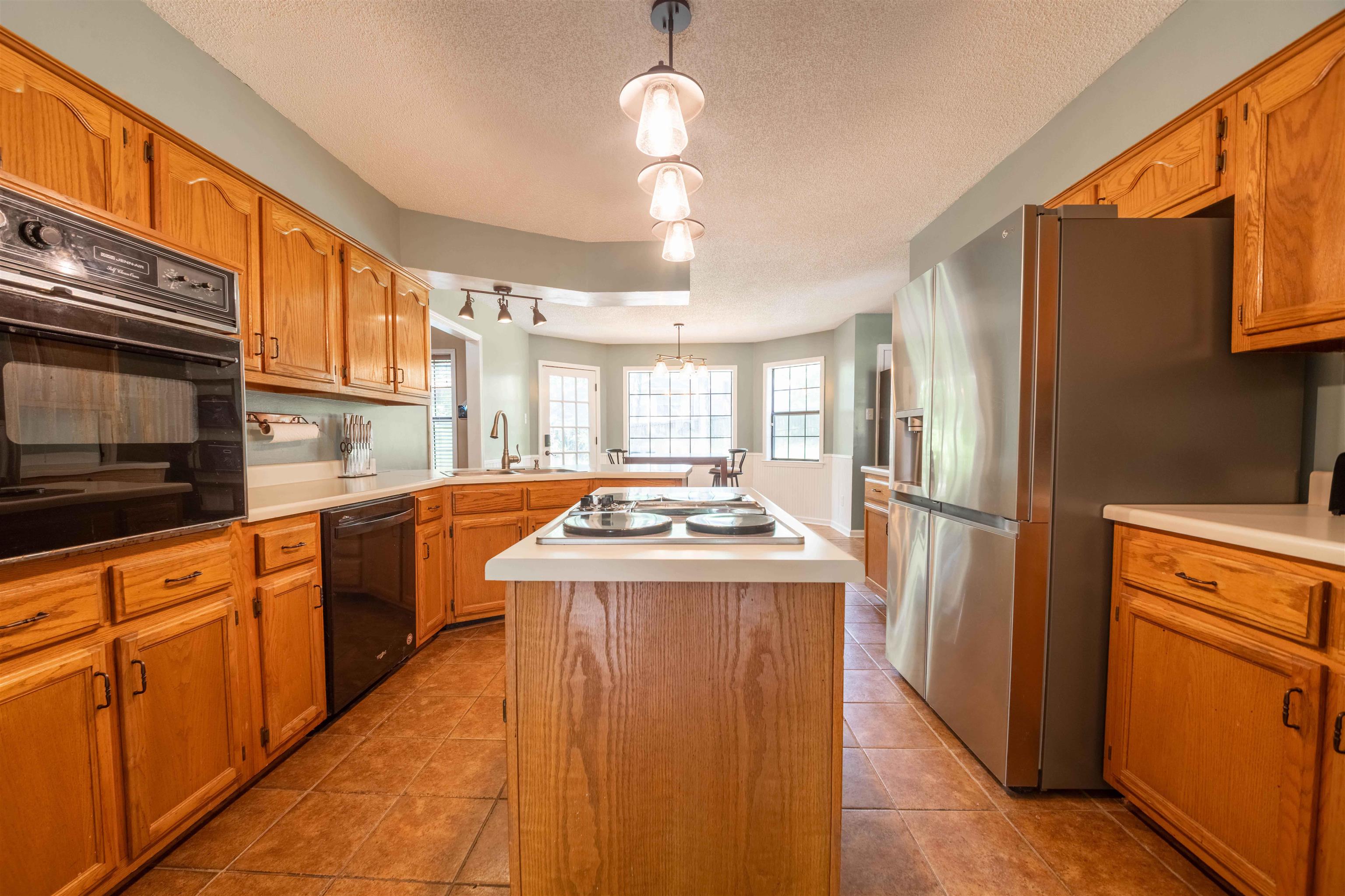 2217 Oak Hollow Ln Property Photo 6