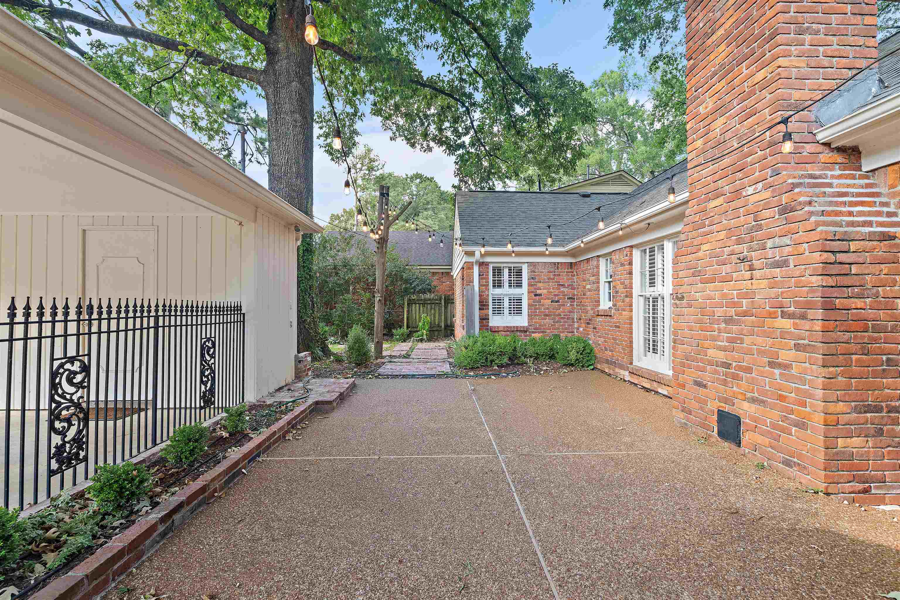 2371 Brook Hollow Cv Property Photo 5