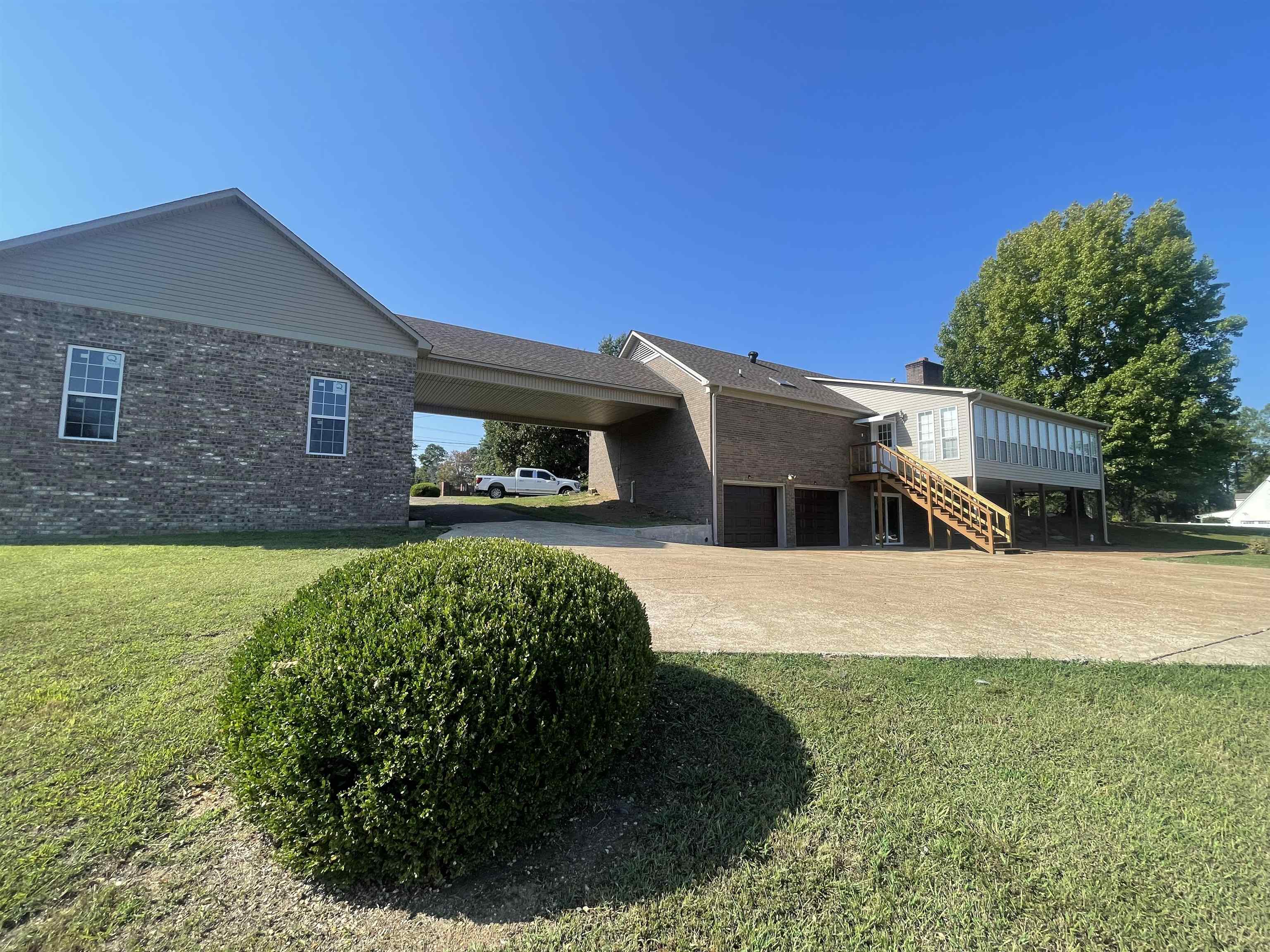 556 Burnett Ln Property Photo 3