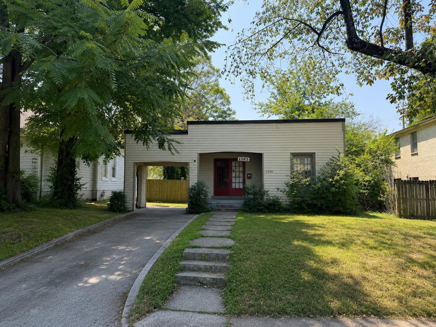 1585 Court Ave Property Photo 1