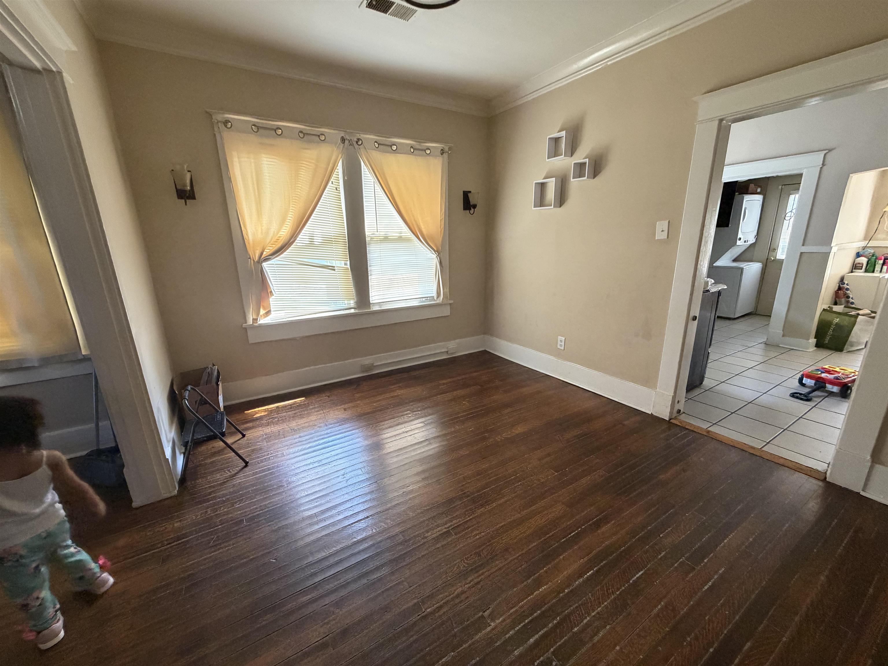 1585 Court Ave Property Photo 3