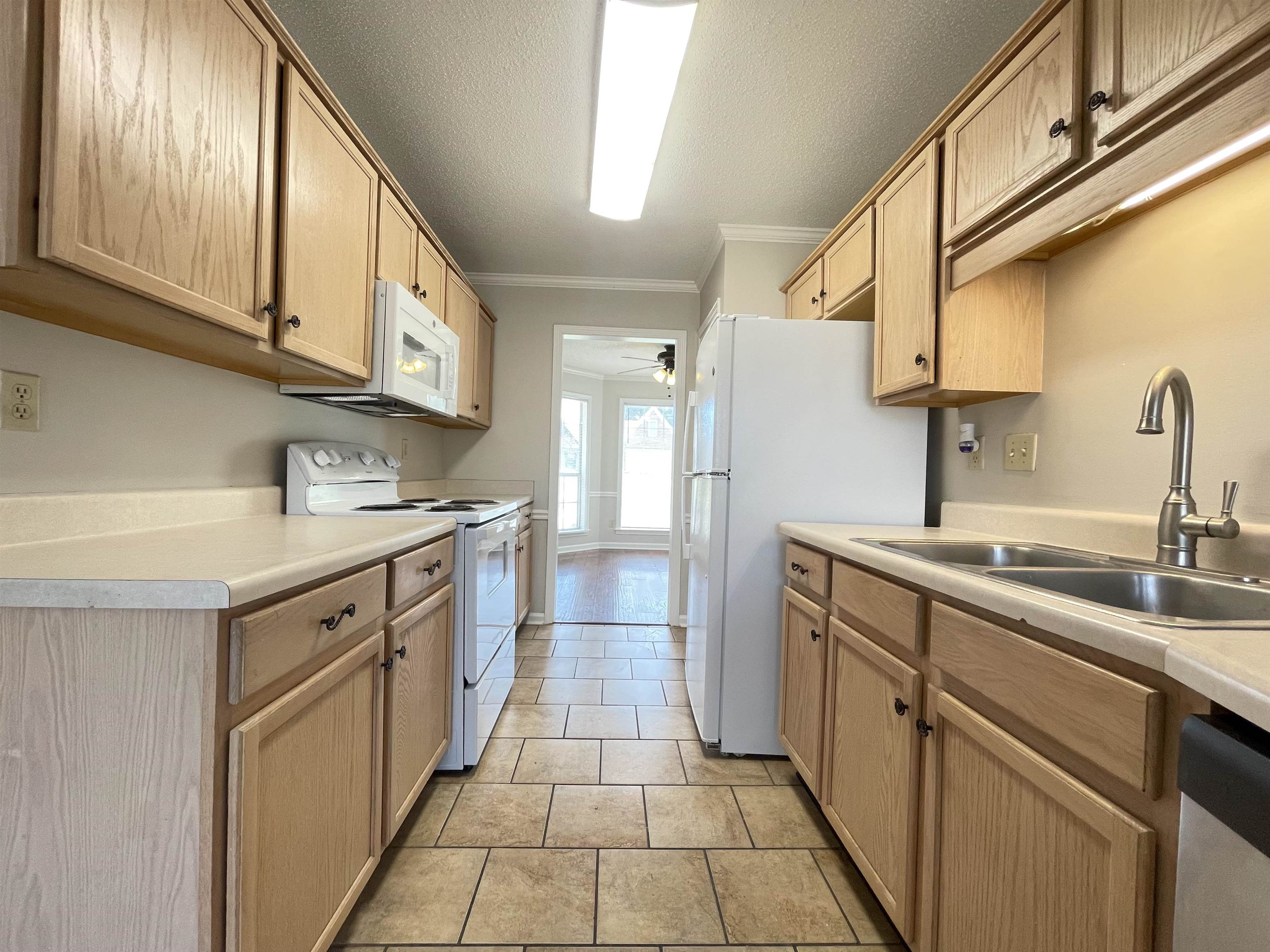 3943 Oak Forest Dr Property Photo 3