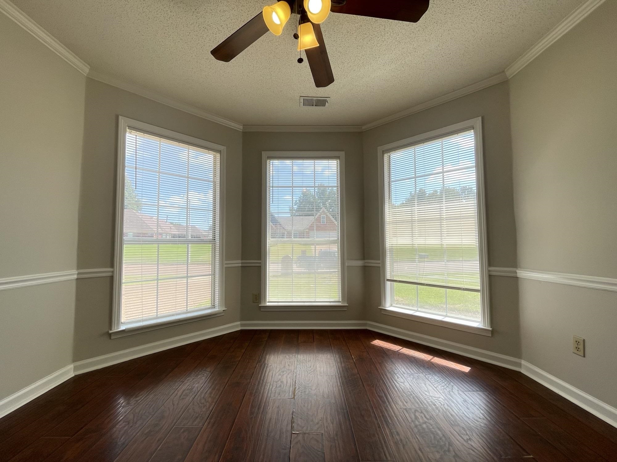 3943 Oak Forest Dr Property Photo 4