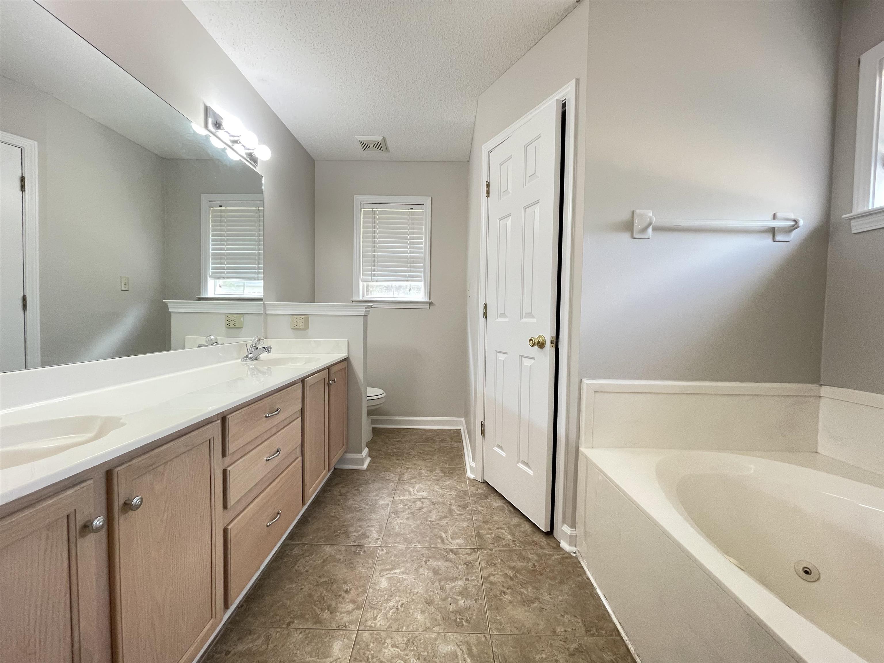 3943 Oak Forest Dr Property Photo 6