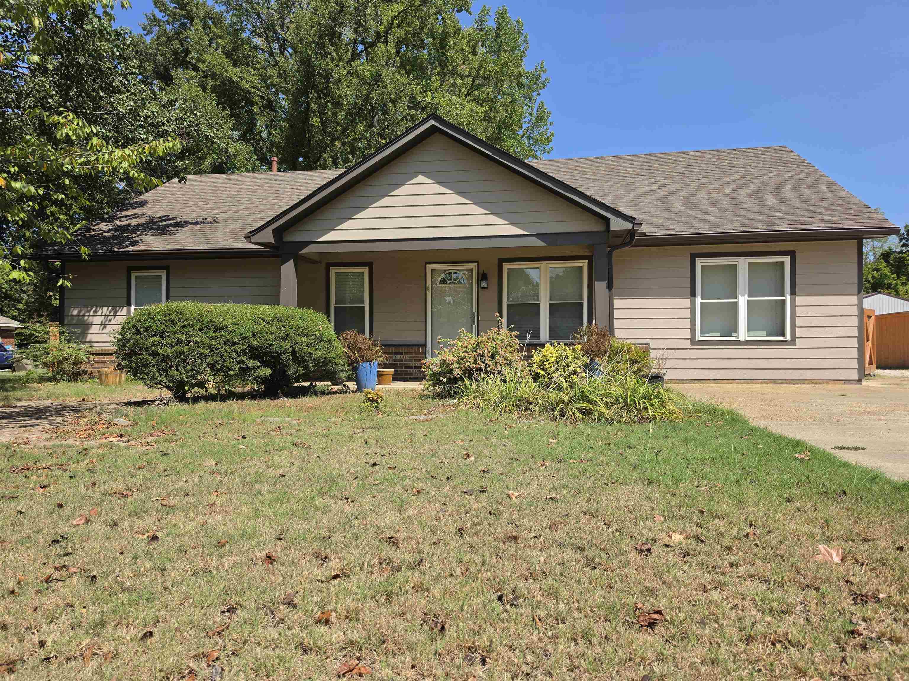 162 Buford Rd W Property Photo 1