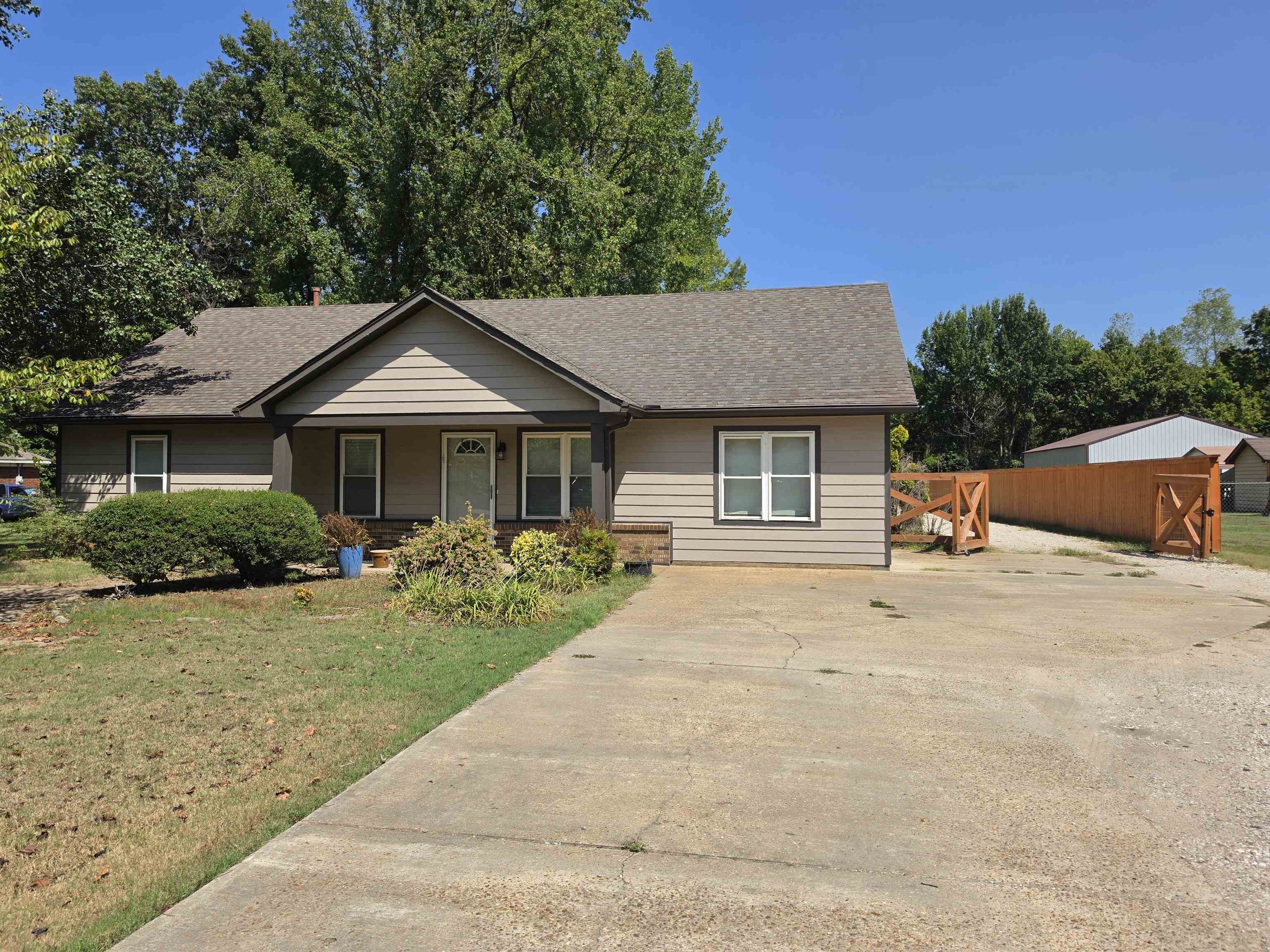 162 Buford Rd W Property Photo 3