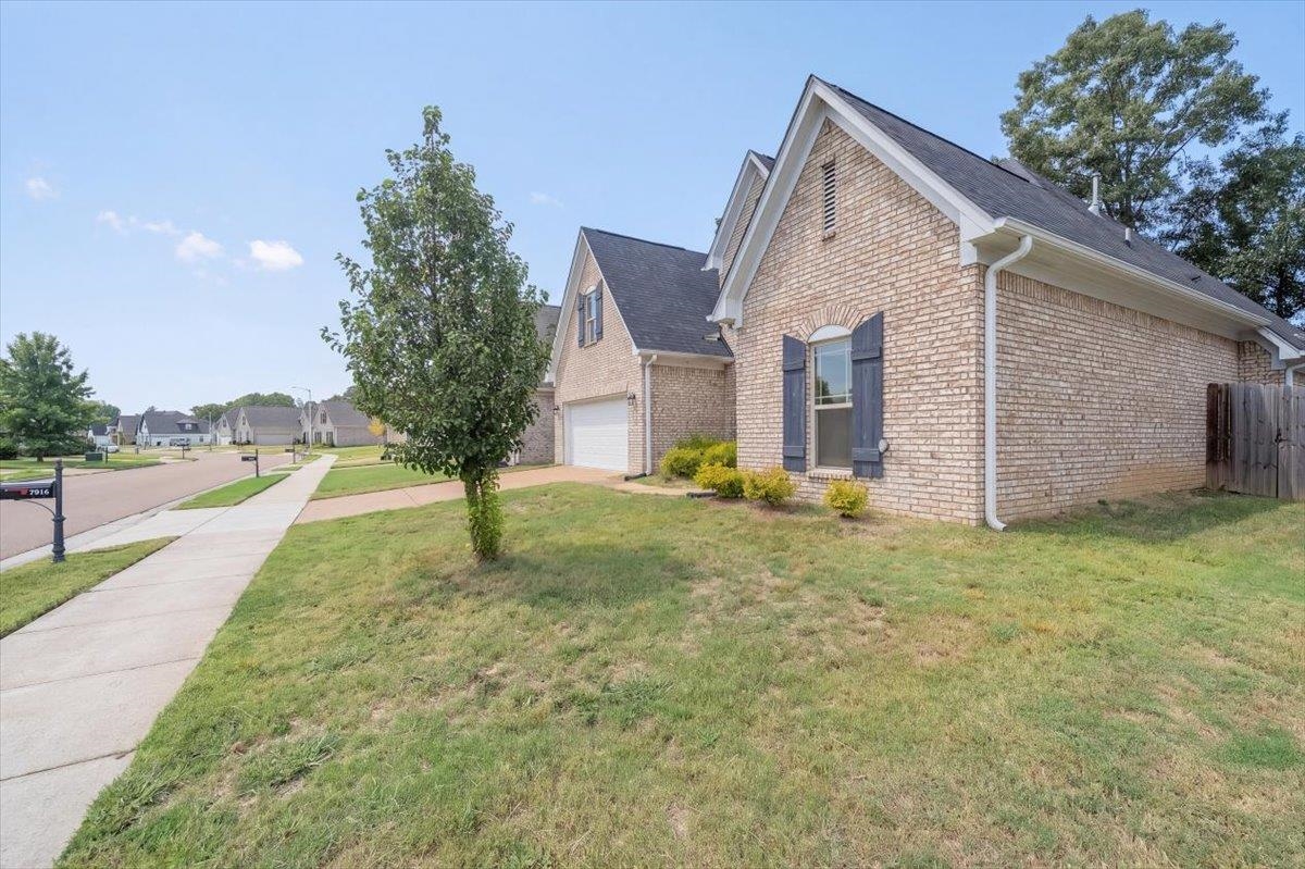 7916 Country Lake Dr Property Photo 3