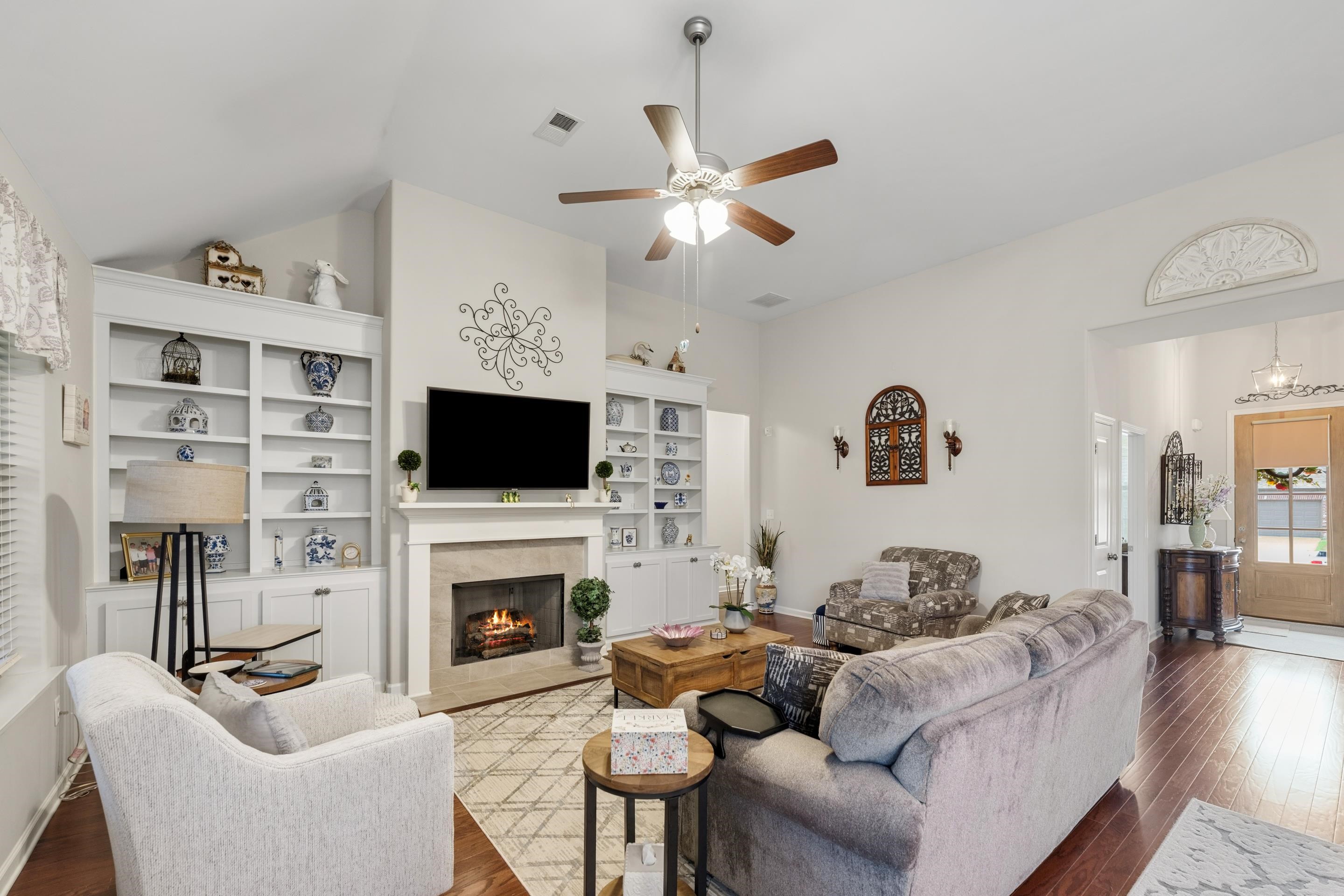65 Briar Hollow Ln Property Photo 8