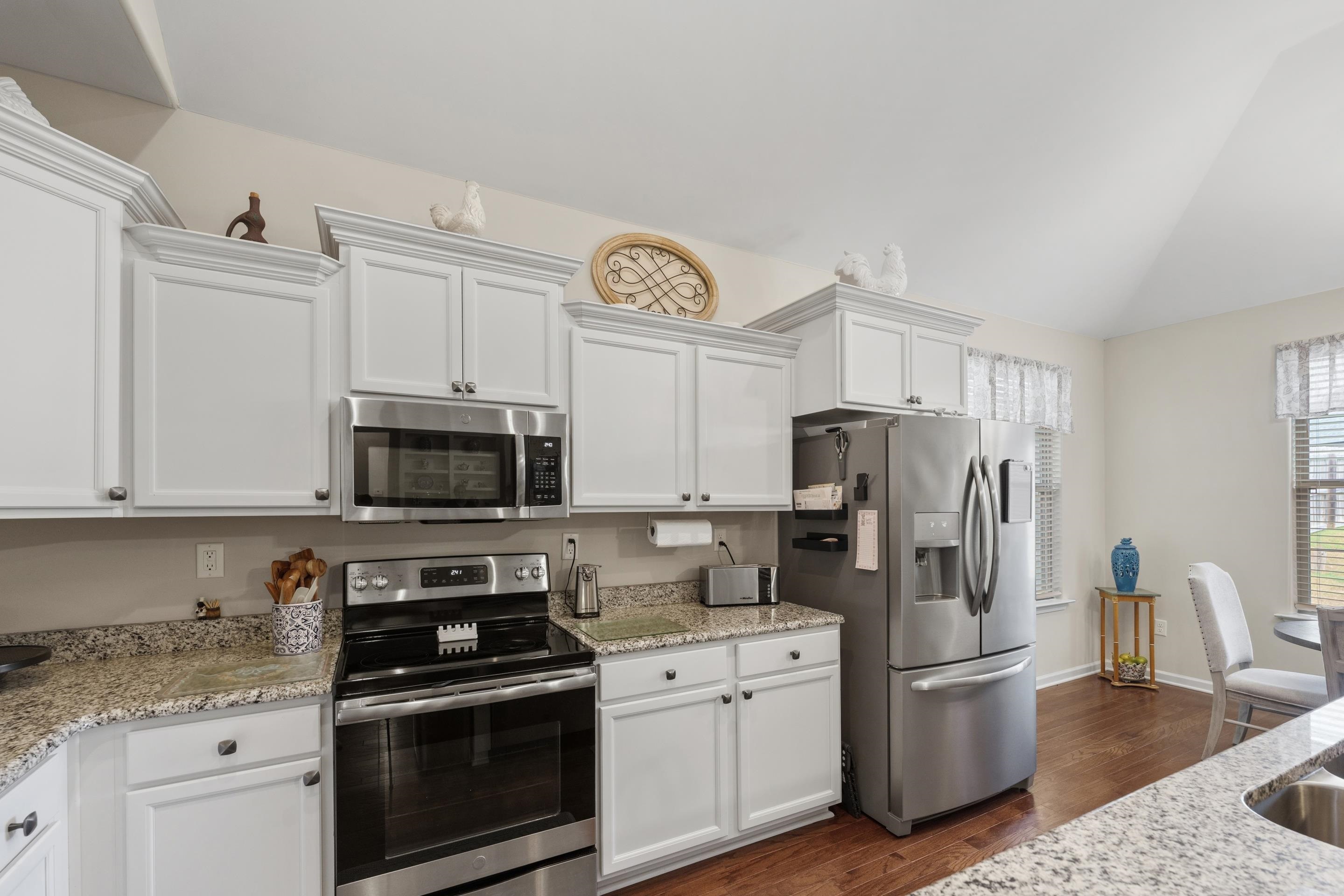 65 Briar Hollow Ln Property Photo 10