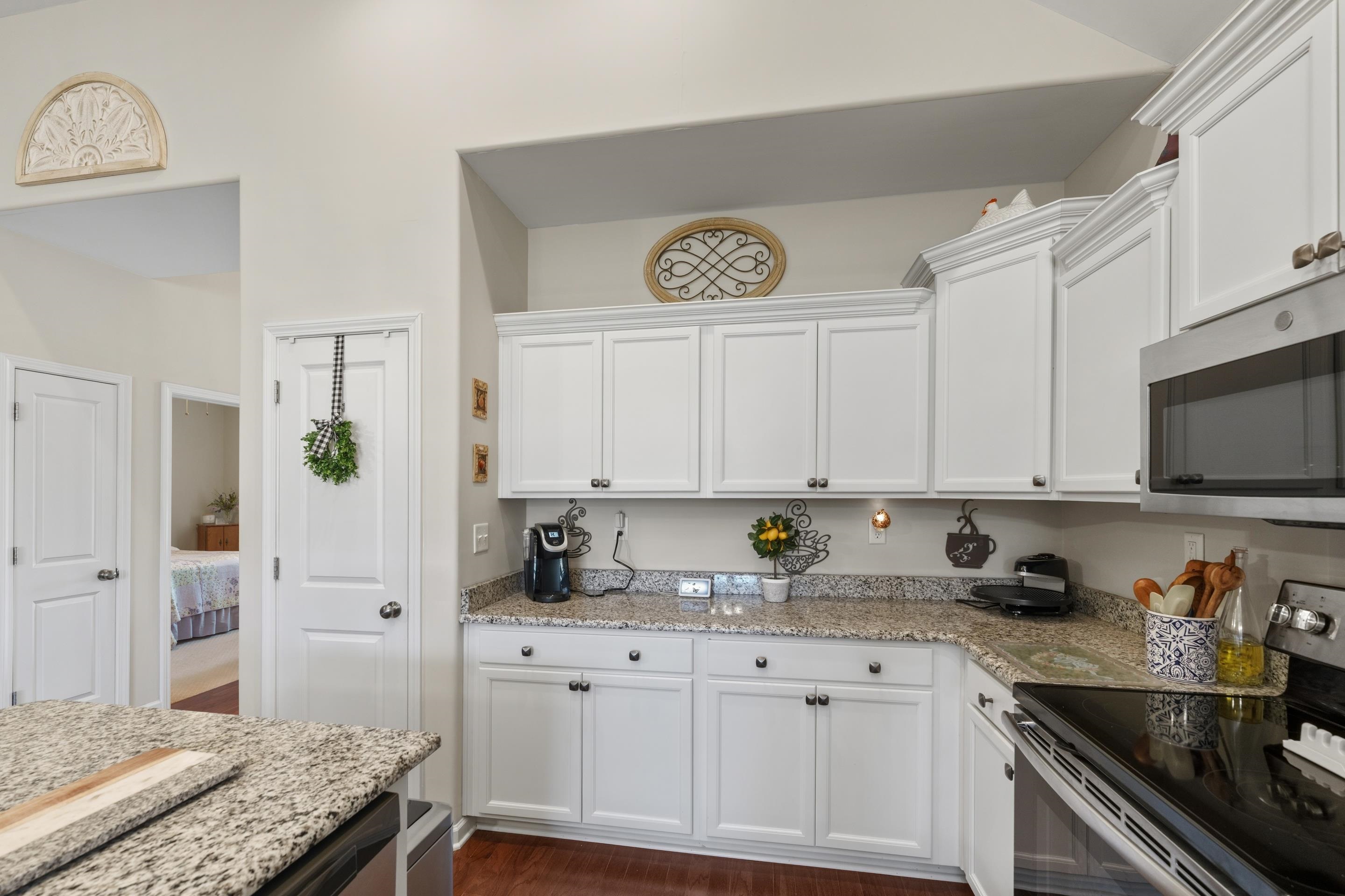 65 Briar Hollow Ln Property Photo 11