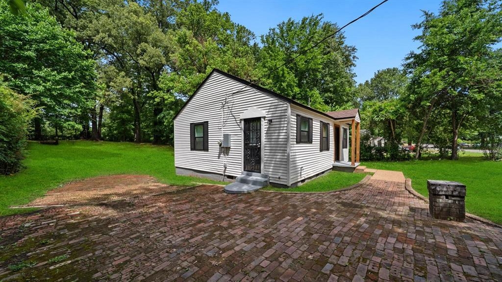 3215 University St Property Photo 3