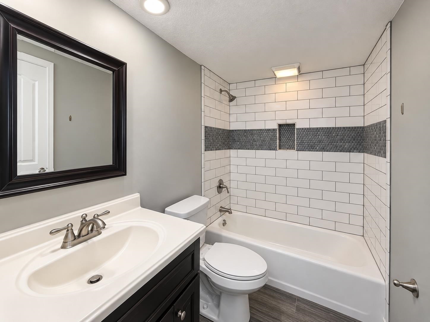 1202 Middle Ct 301 Property Photo 6