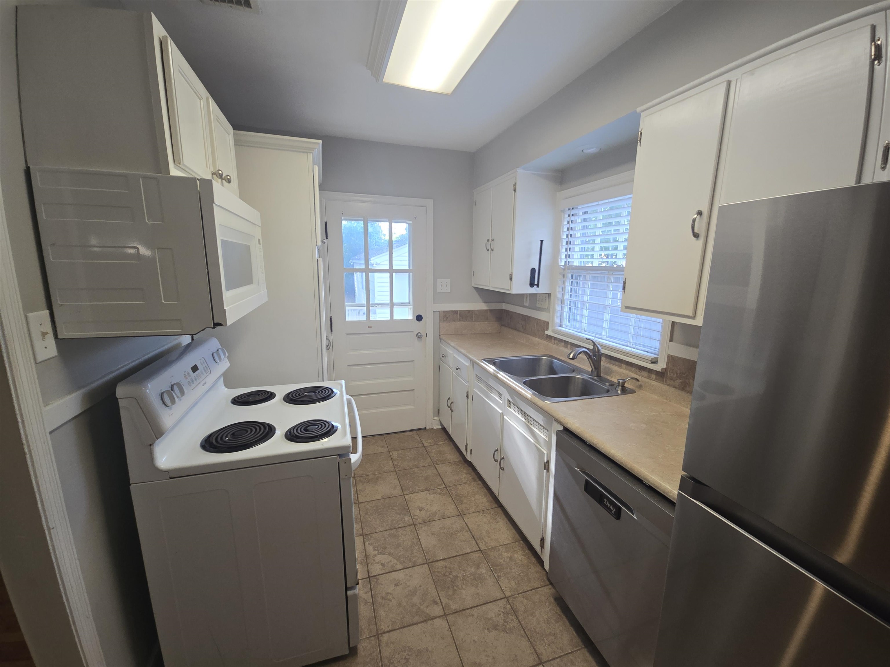 1075 Lorraine St Property Photo 2