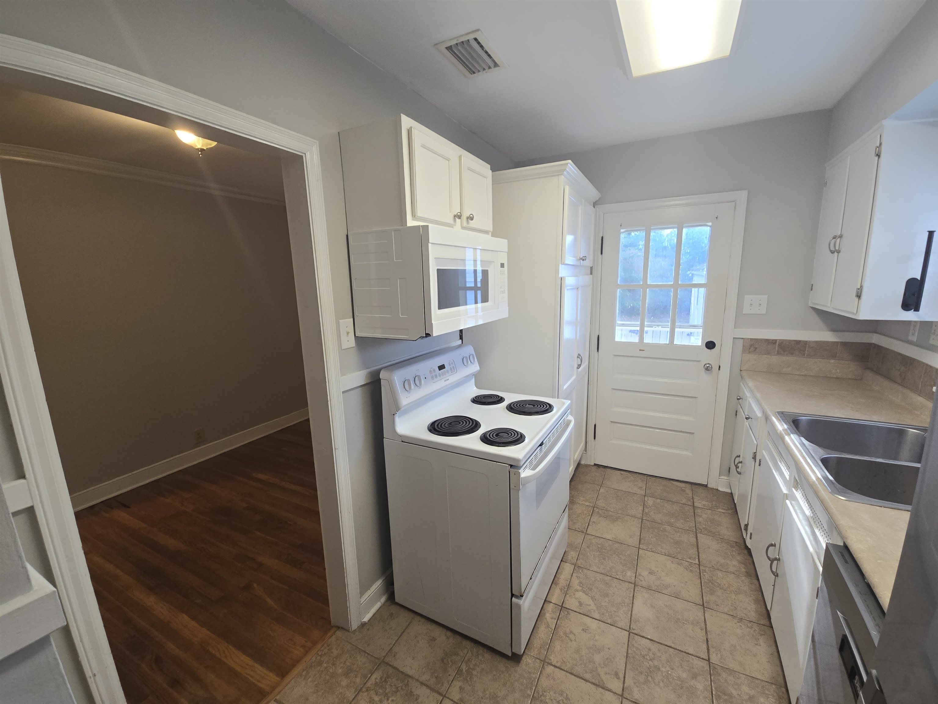 1075 Lorraine St Property Photo 3