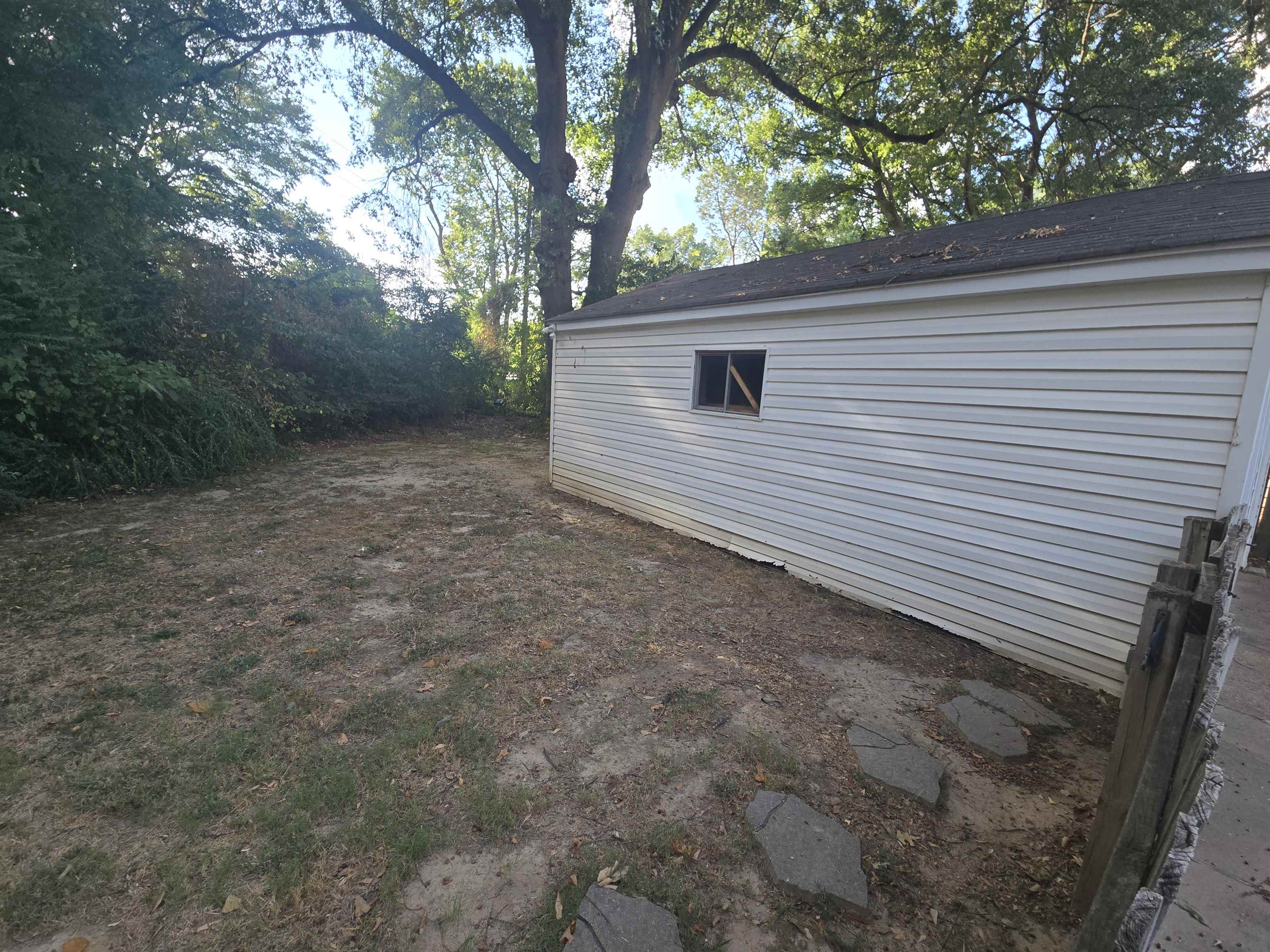 1075 Lorraine St Property Photo 16