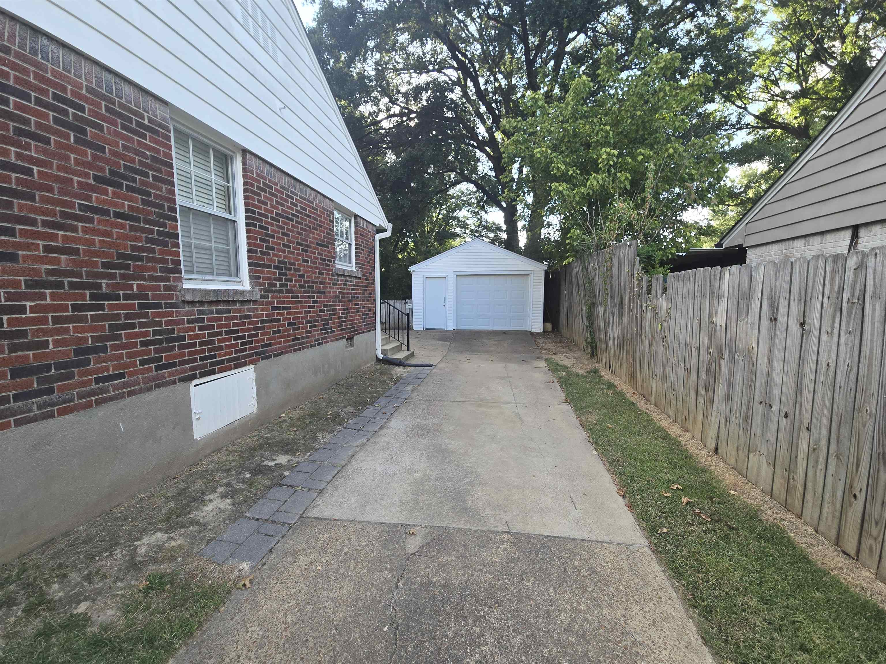 1075 Lorraine St Property Photo 18