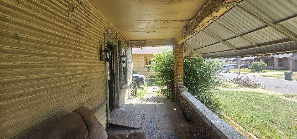1404 Preston St Property Photo 2