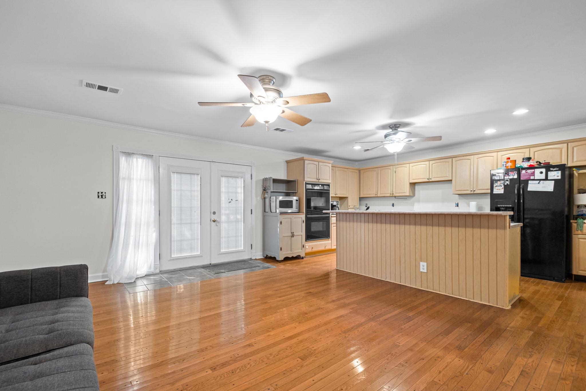 1319 Weymouth St Property Photo 2