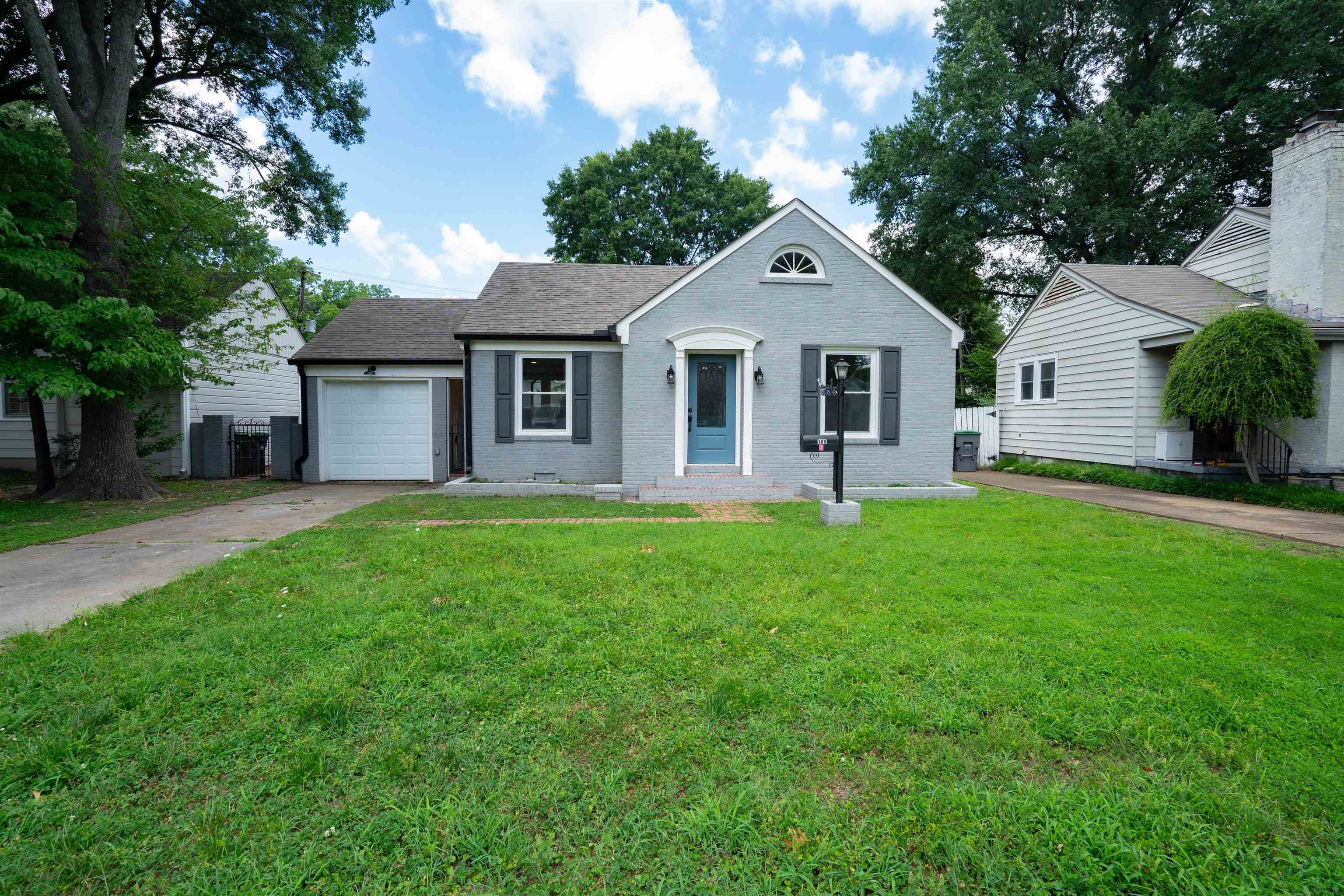 386 HOLMES CIR Property Photo 1