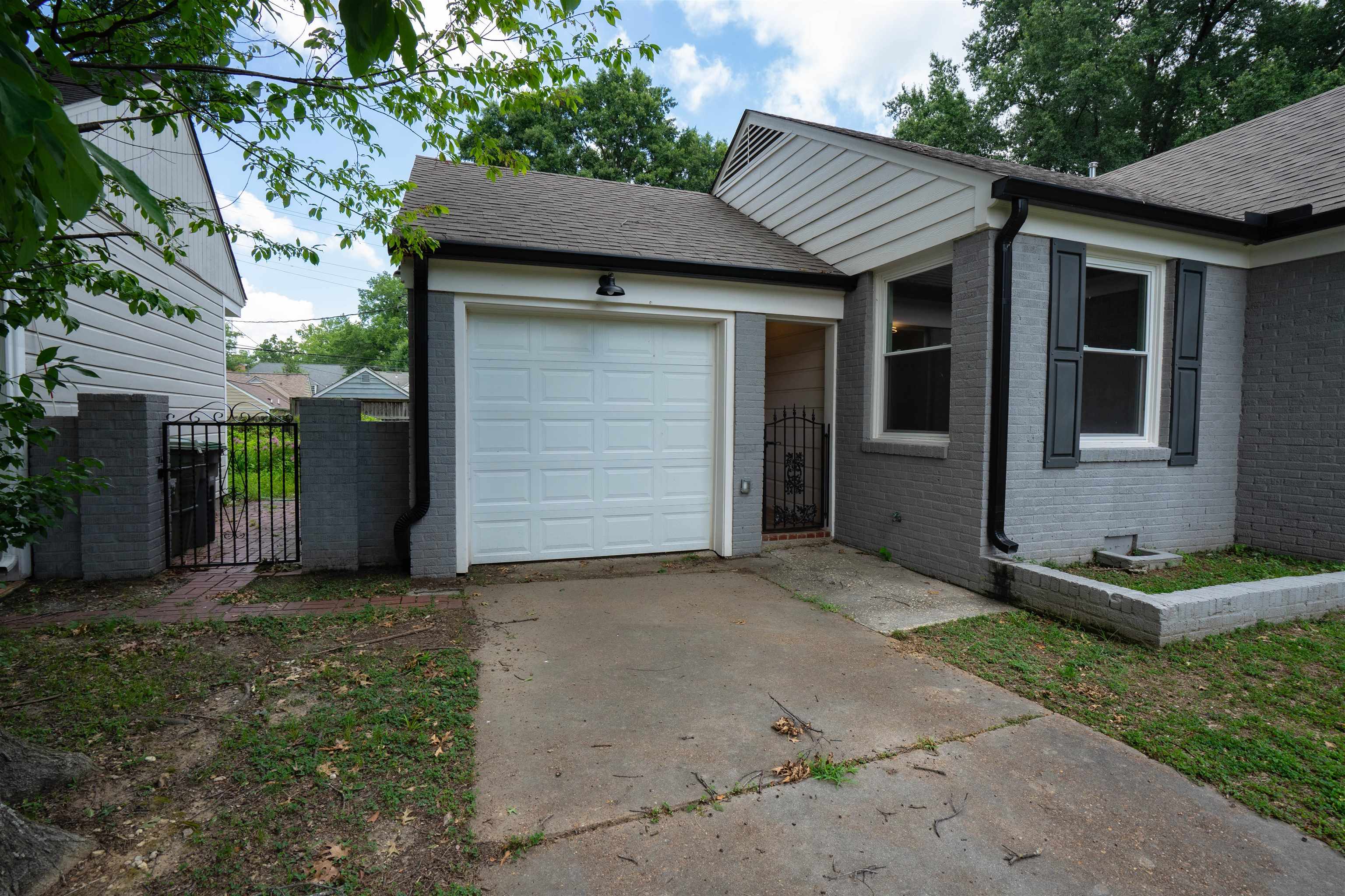 386 Holmes Cir Property Photo 2