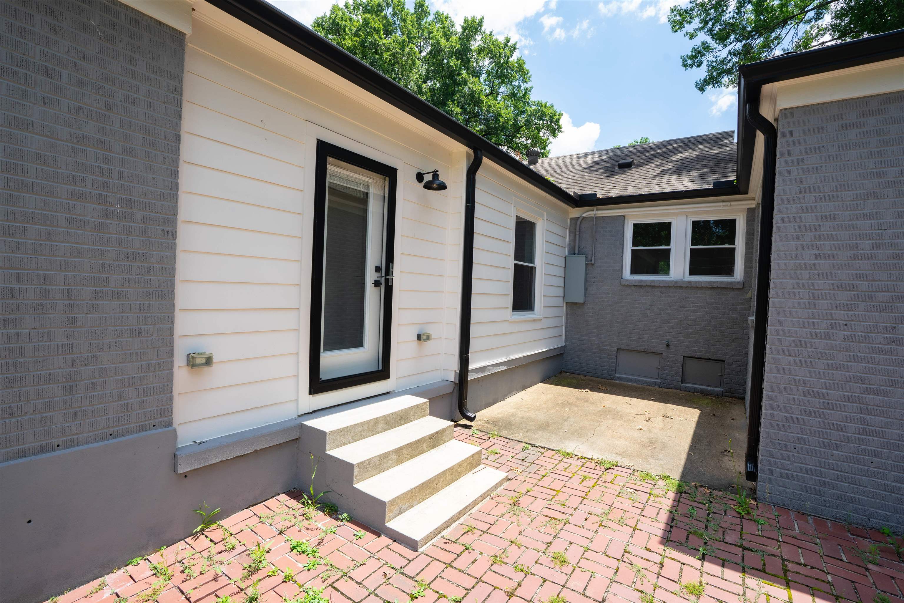 386 Holmes Cir Property Photo 8