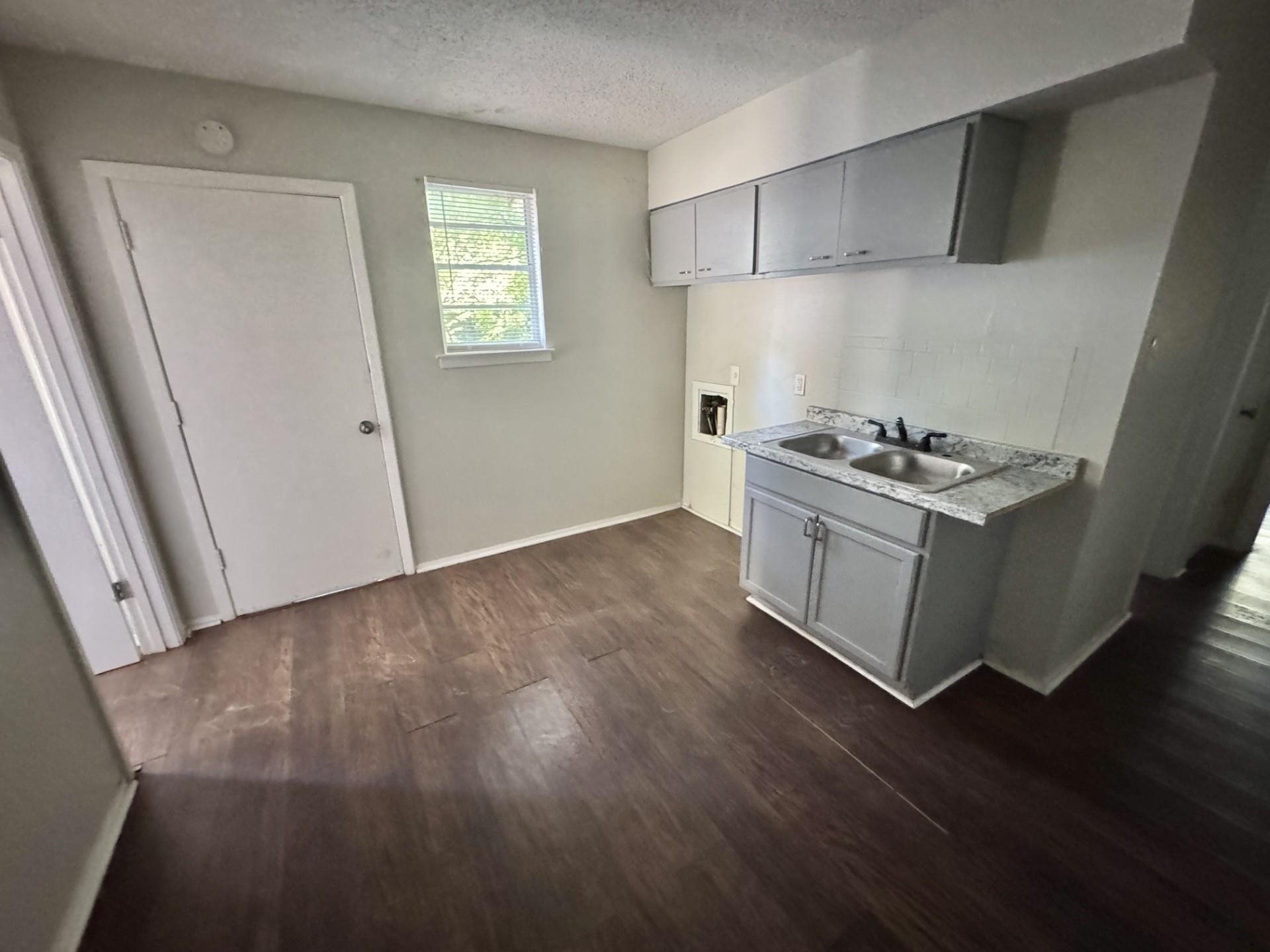1481 Oaklawn St Property Photo 3